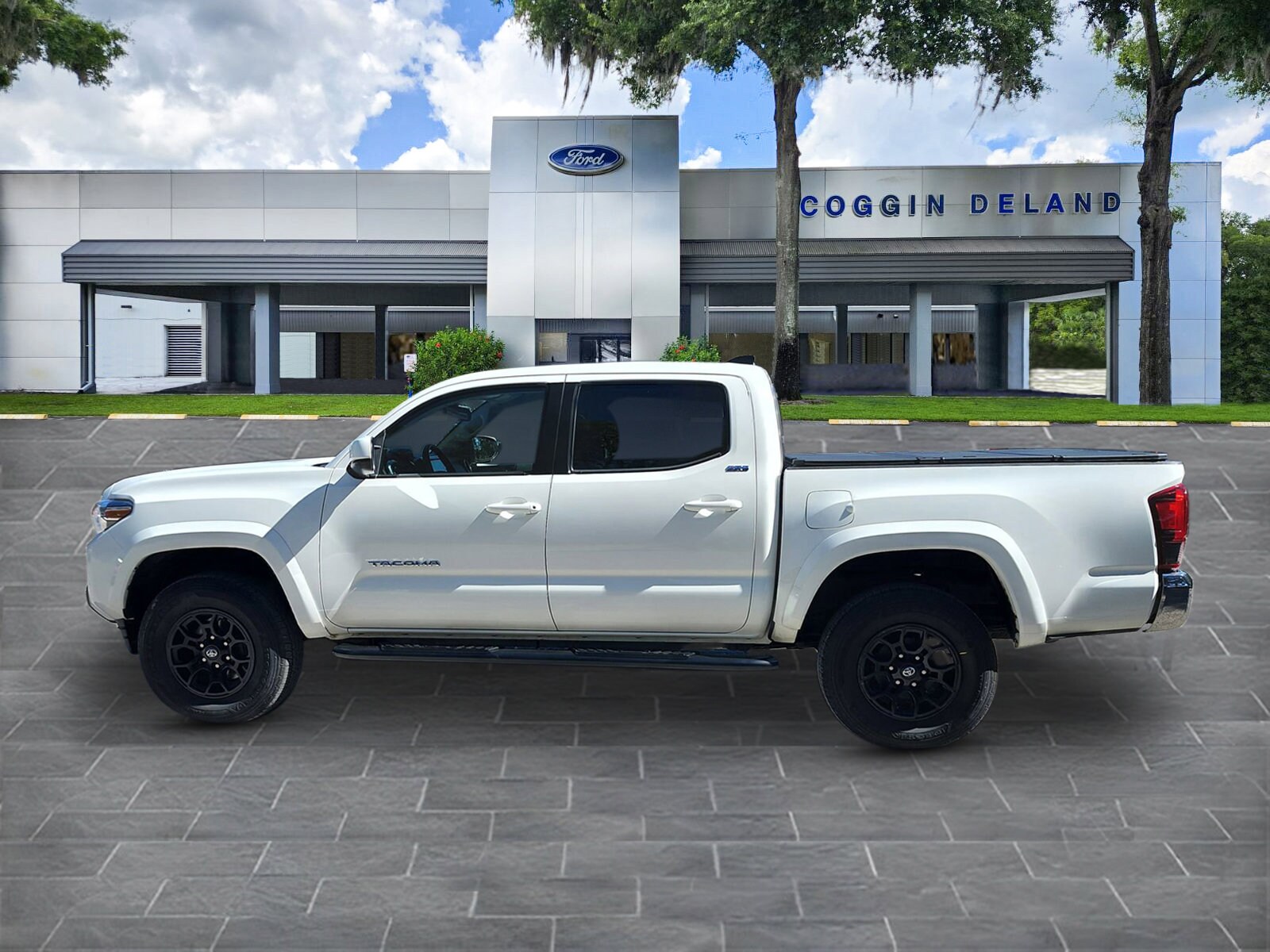 2022 Toyota Tacoma SR5 photo 2