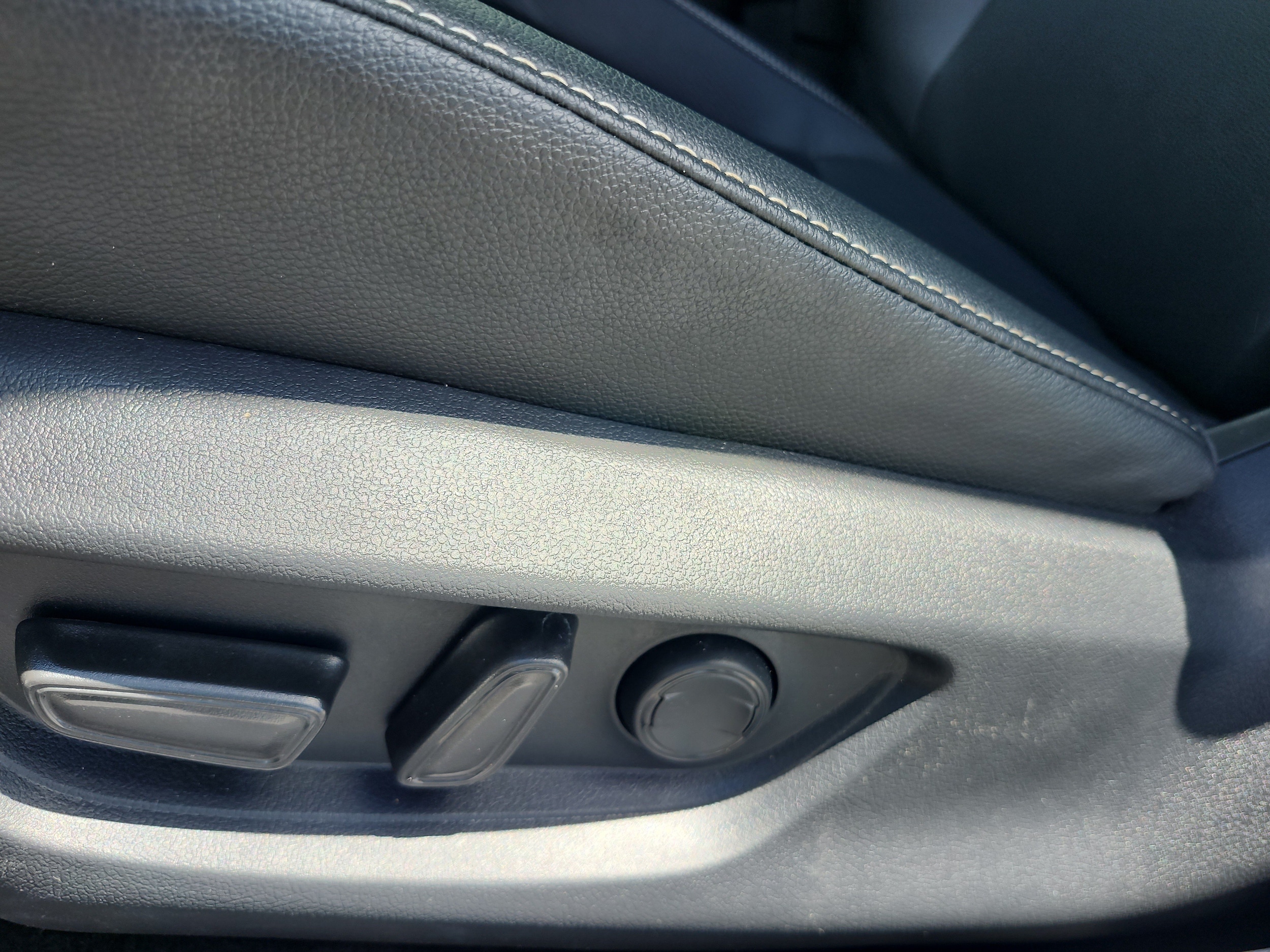 2025 Toyota Camry SE - Photo 16
