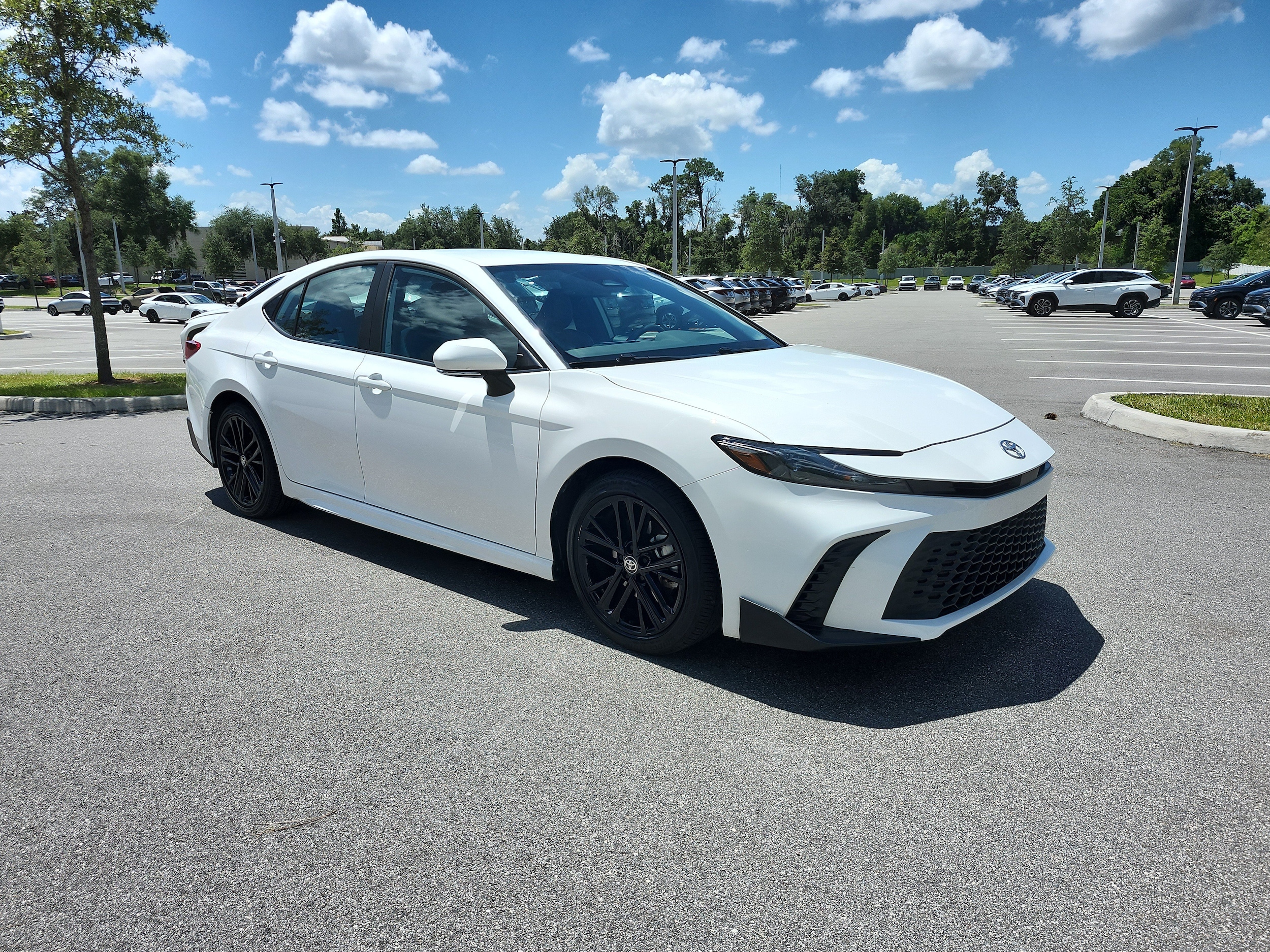 2025 Toyota Camry SE - Photo 8