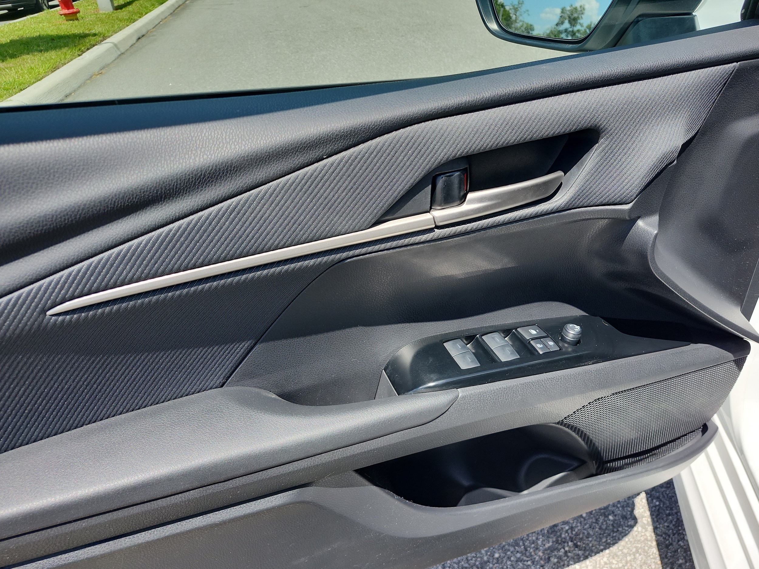 2025 Toyota Camry SE - Photo 17