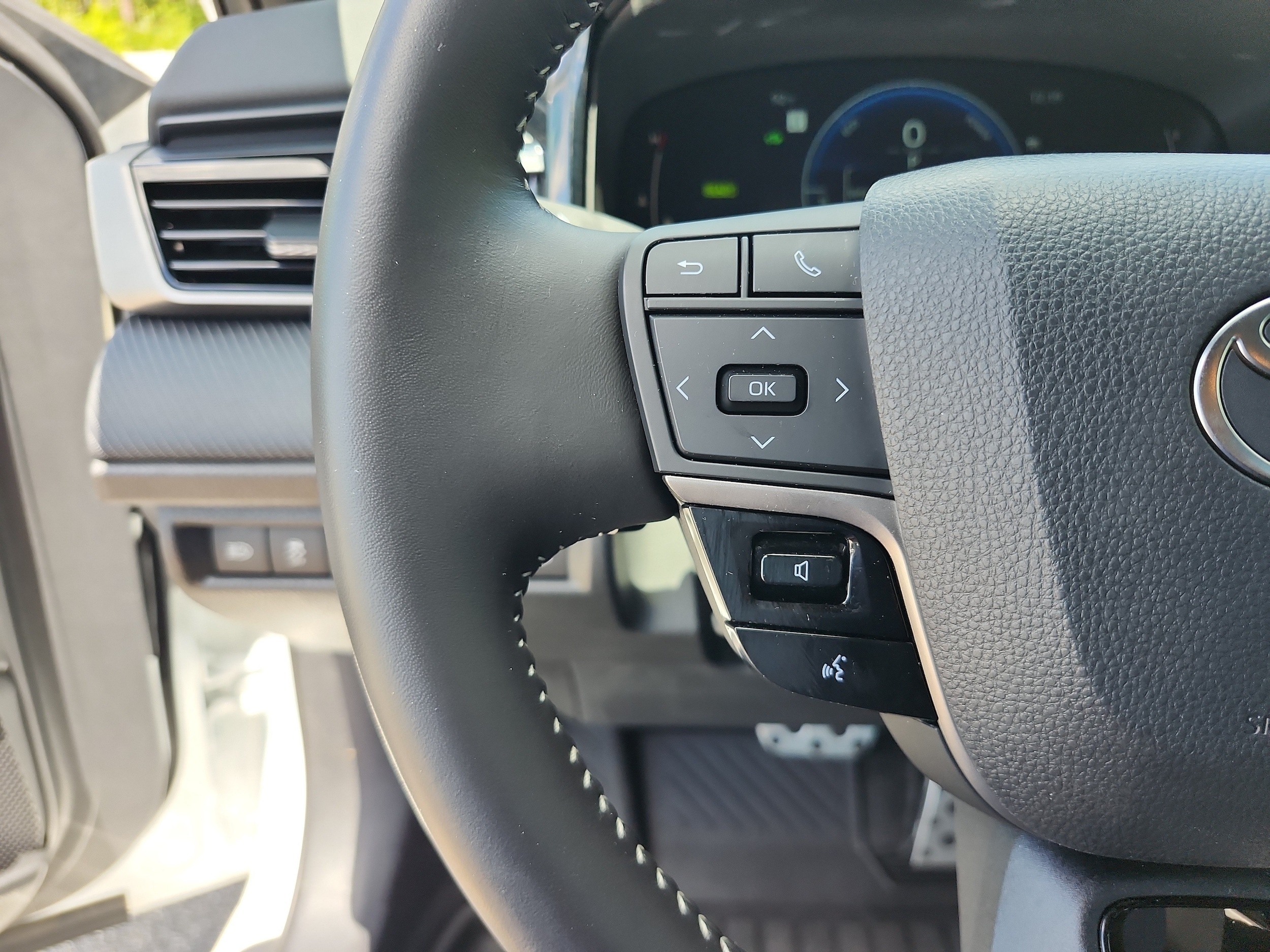2025 Toyota Camry SE - Photo 14
