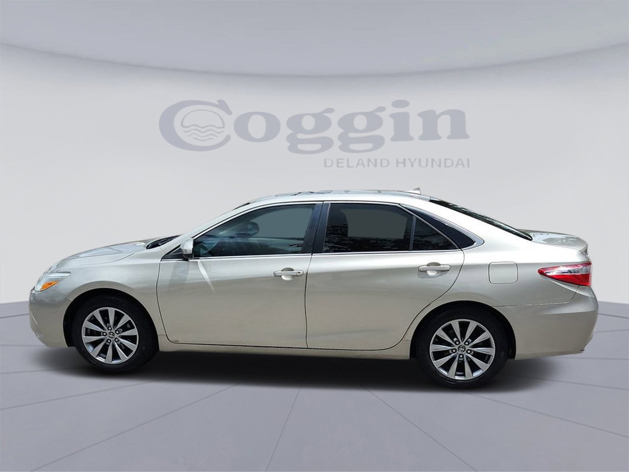 Used 2015 Toyota Camry XLE with VIN 4T1BK1FK5FU559073 for sale in Deland, FL