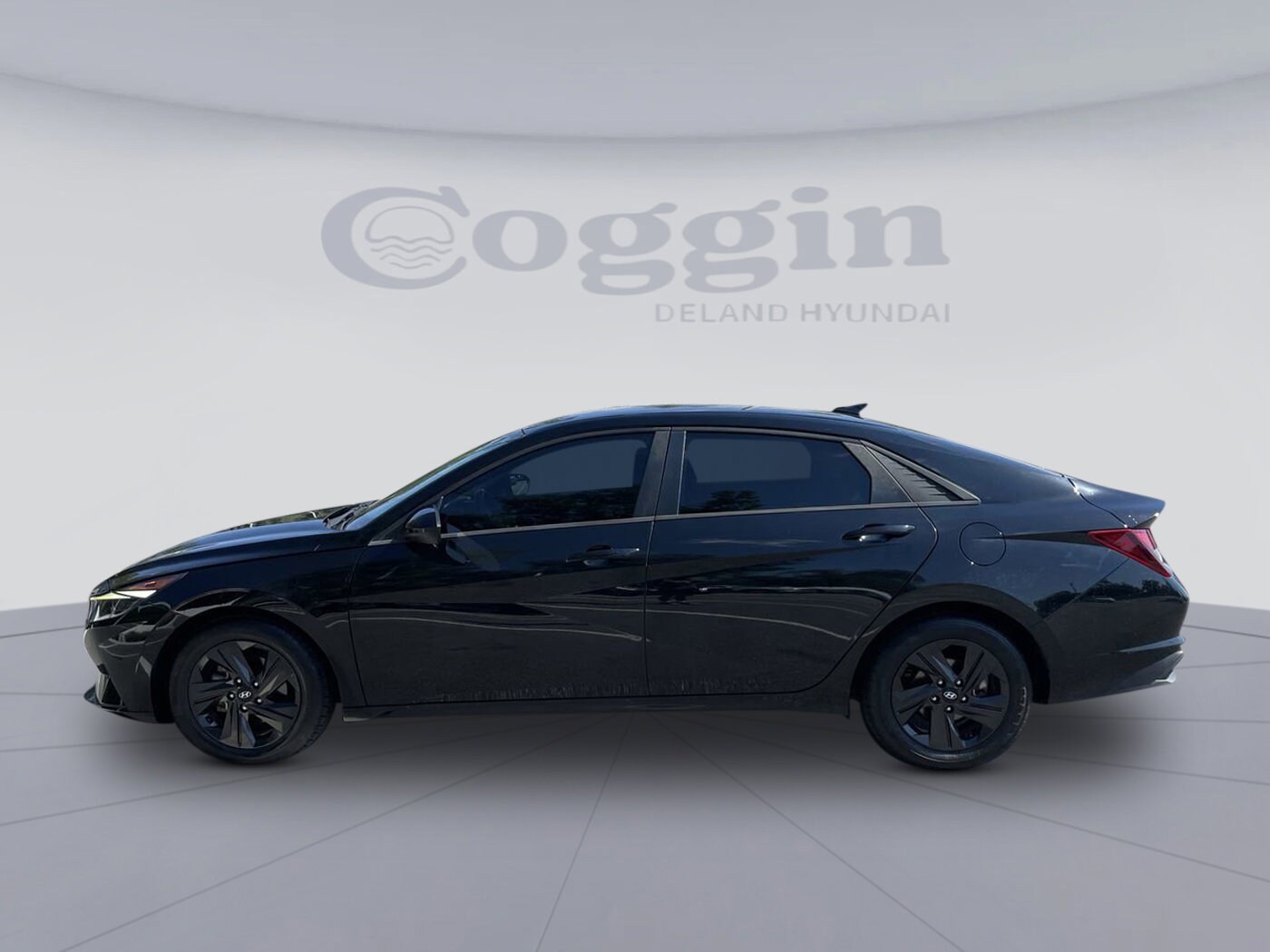 2022 Hyundai Elantra SEL Convenience photo 2