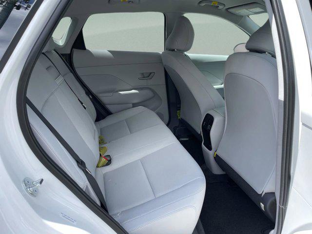 2025 Hyundai Kona EV SEL - Photo 18