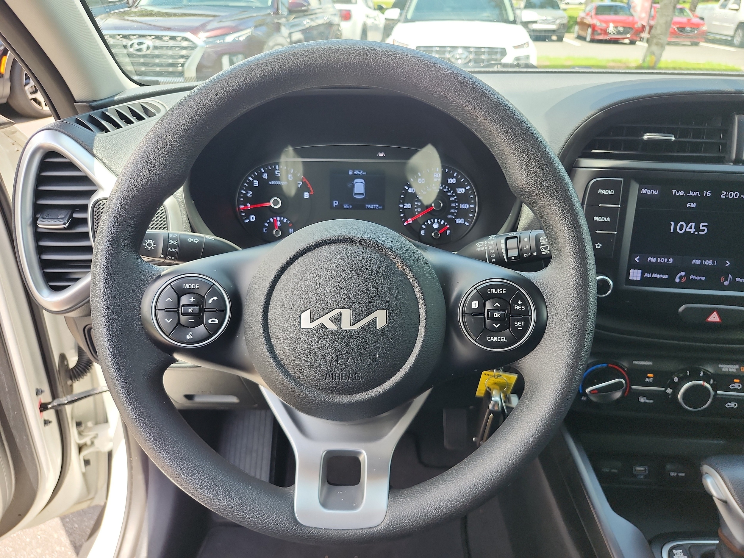 2022 Kia Soul LX - Photo 11
