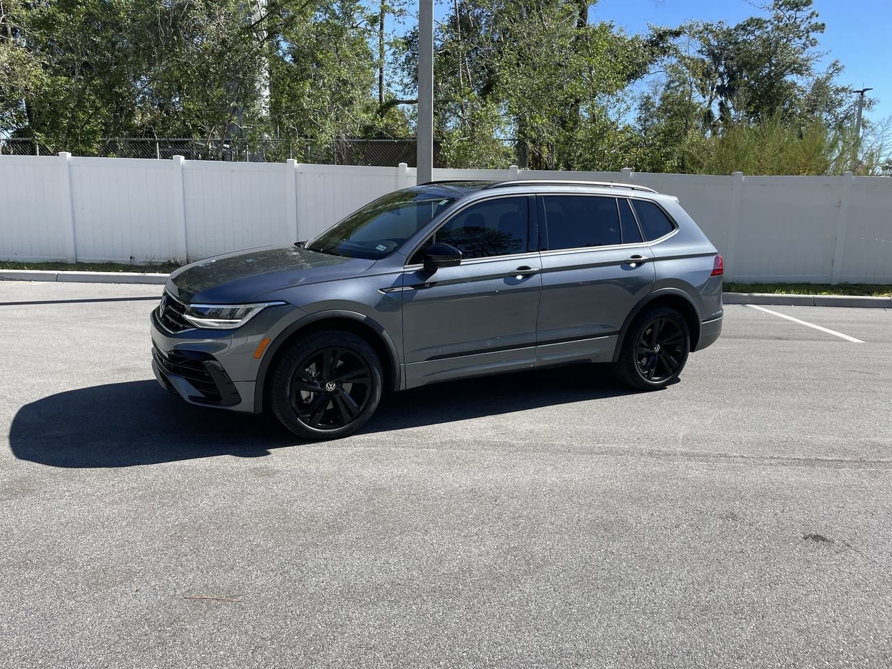 2024 Volkswagen Tiguan SE R-LINE BLACK's photo