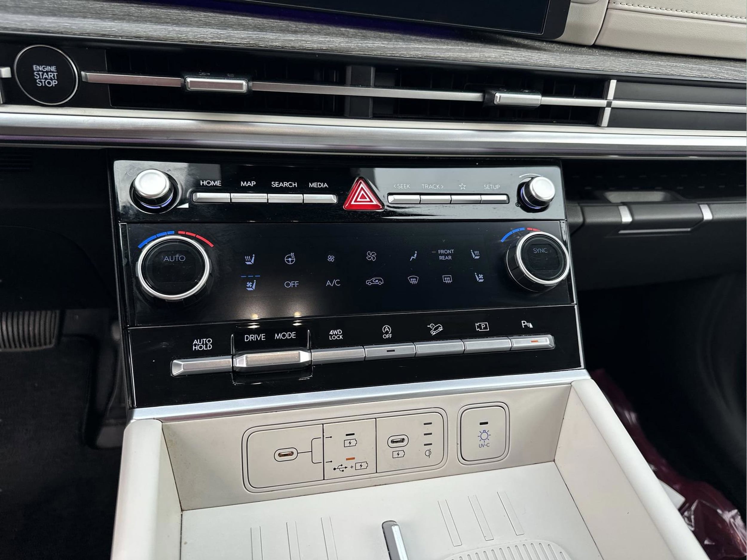 2024 Hyundai Santa Fe Limited - Photo 11