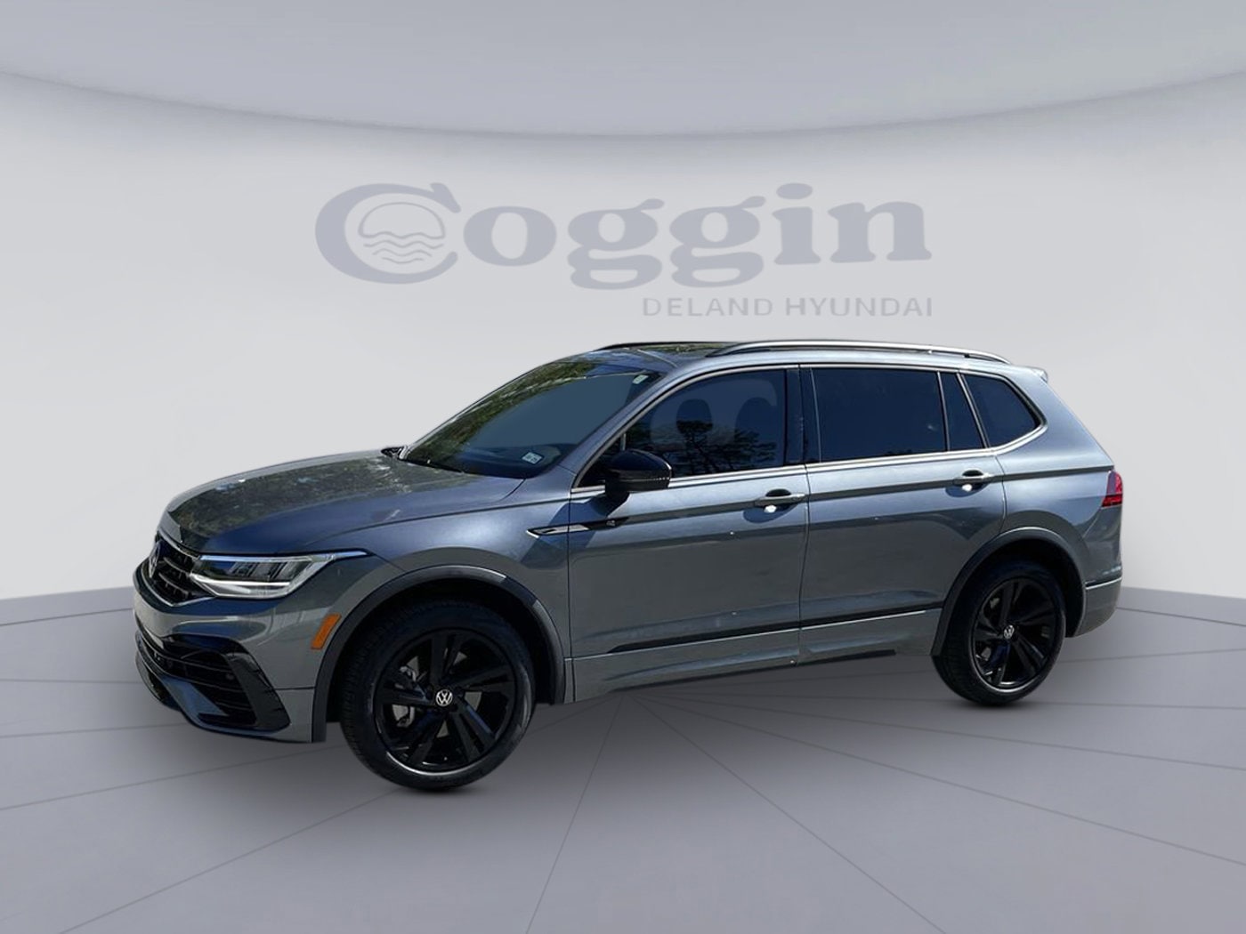 2024 Volkswagen Tiguan SE R-LINE BLACK's photo