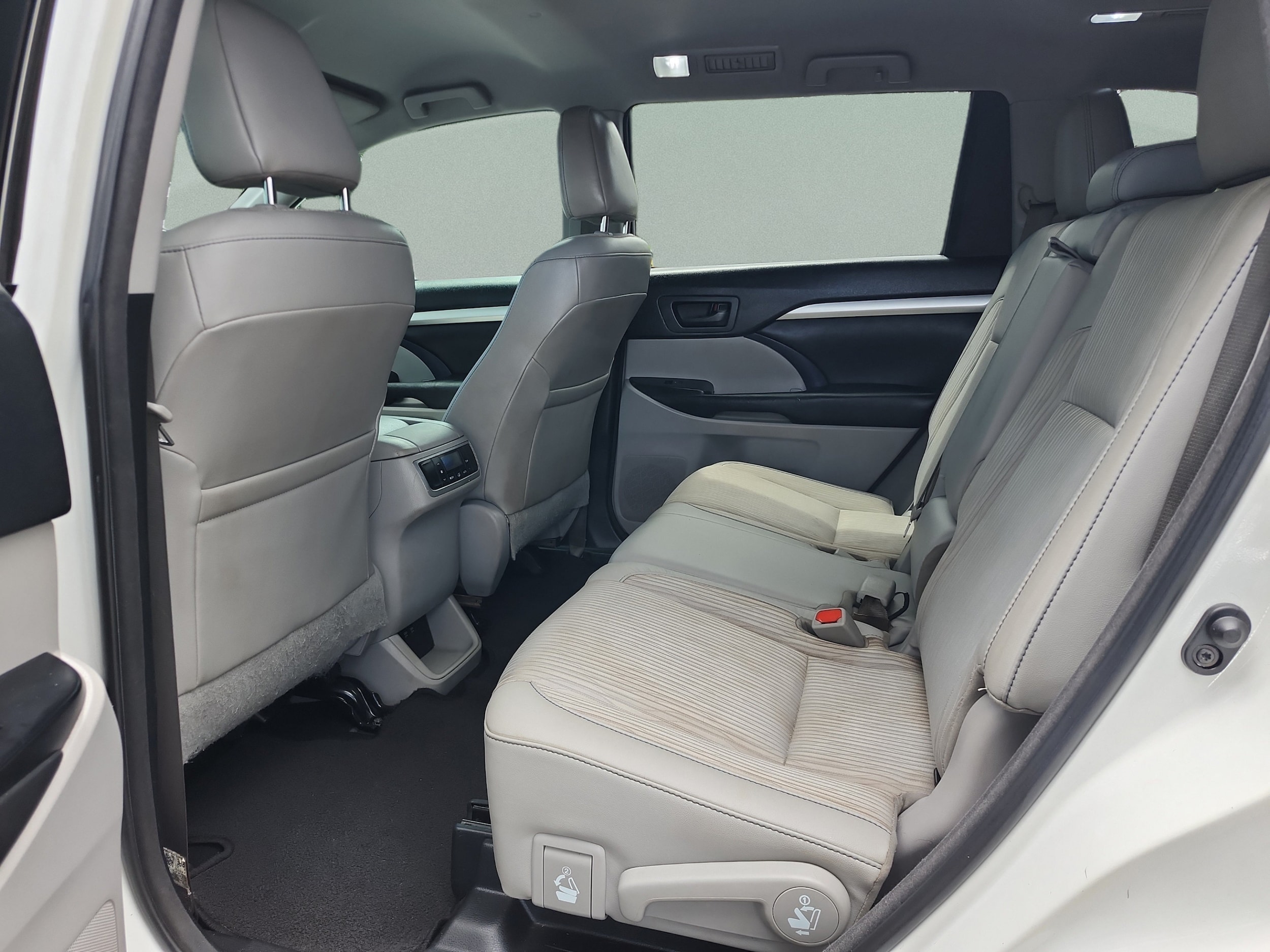 2018 Toyota Highlander LE Plus - Photo 17