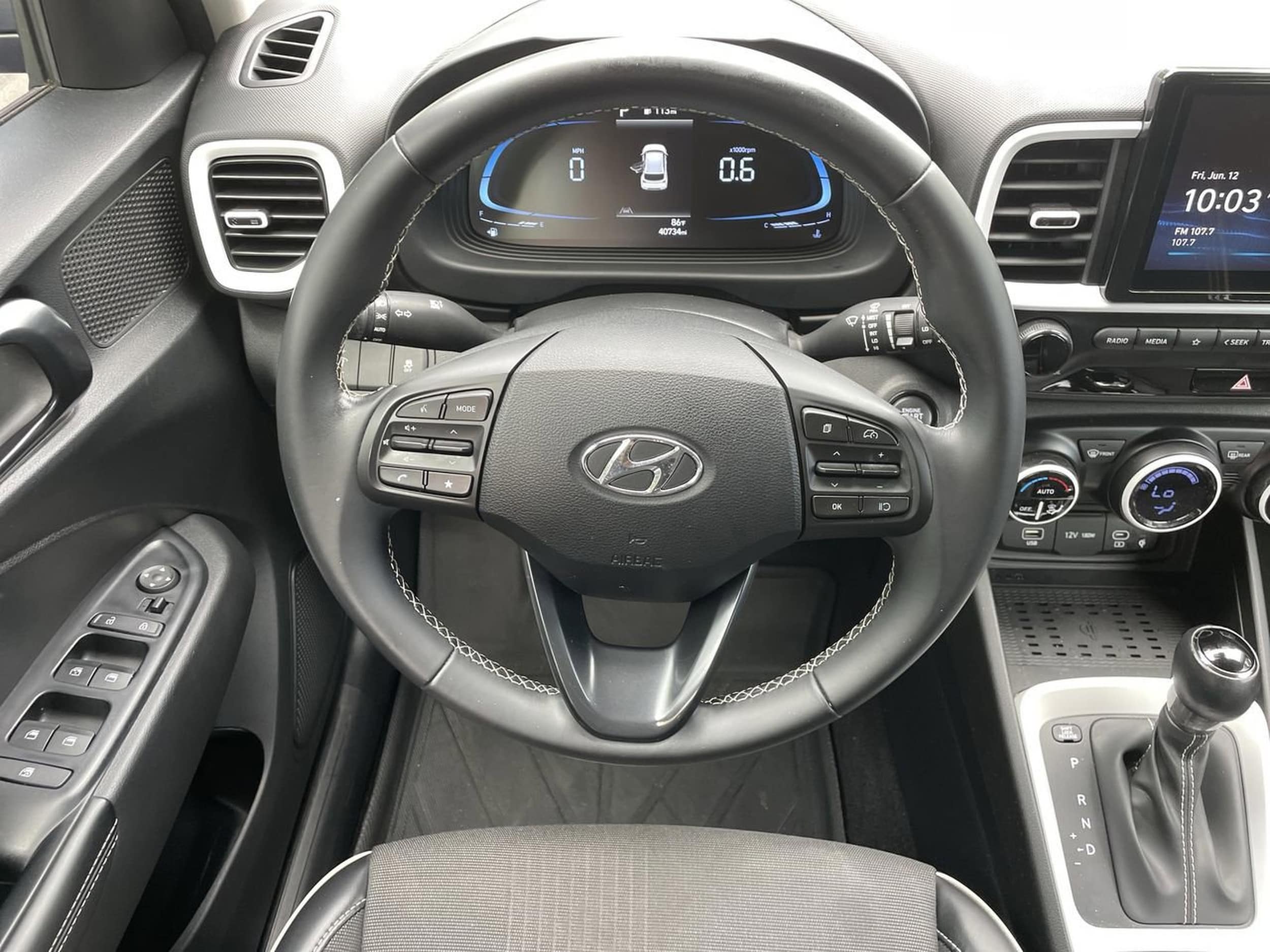 2023 Hyundai Venue Limited - Photo 11