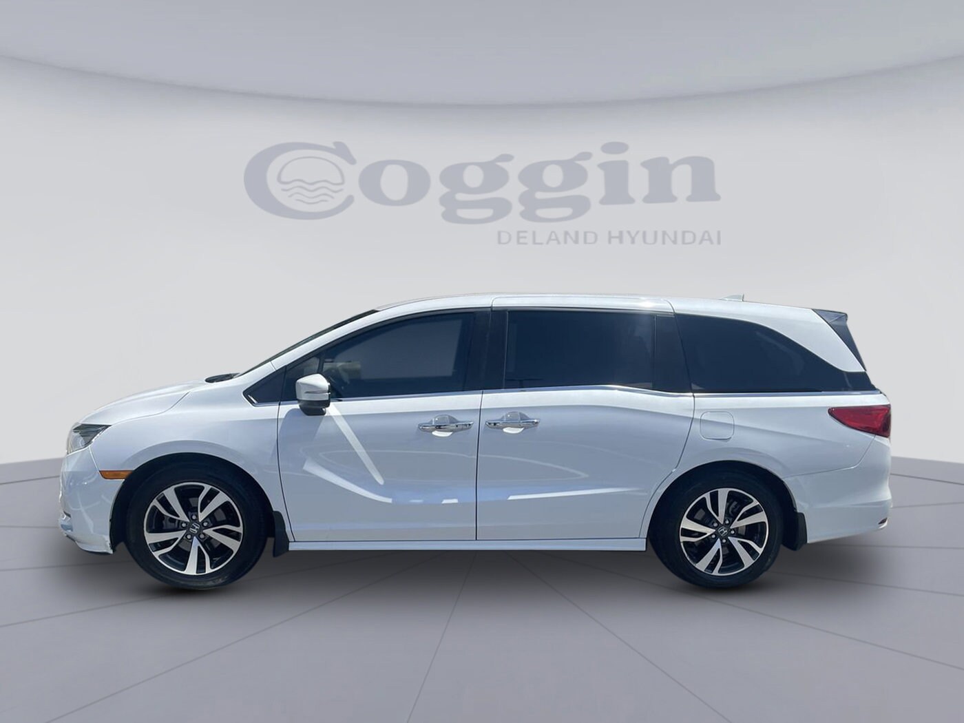 2023 Honda Odyssey Touring photo 2