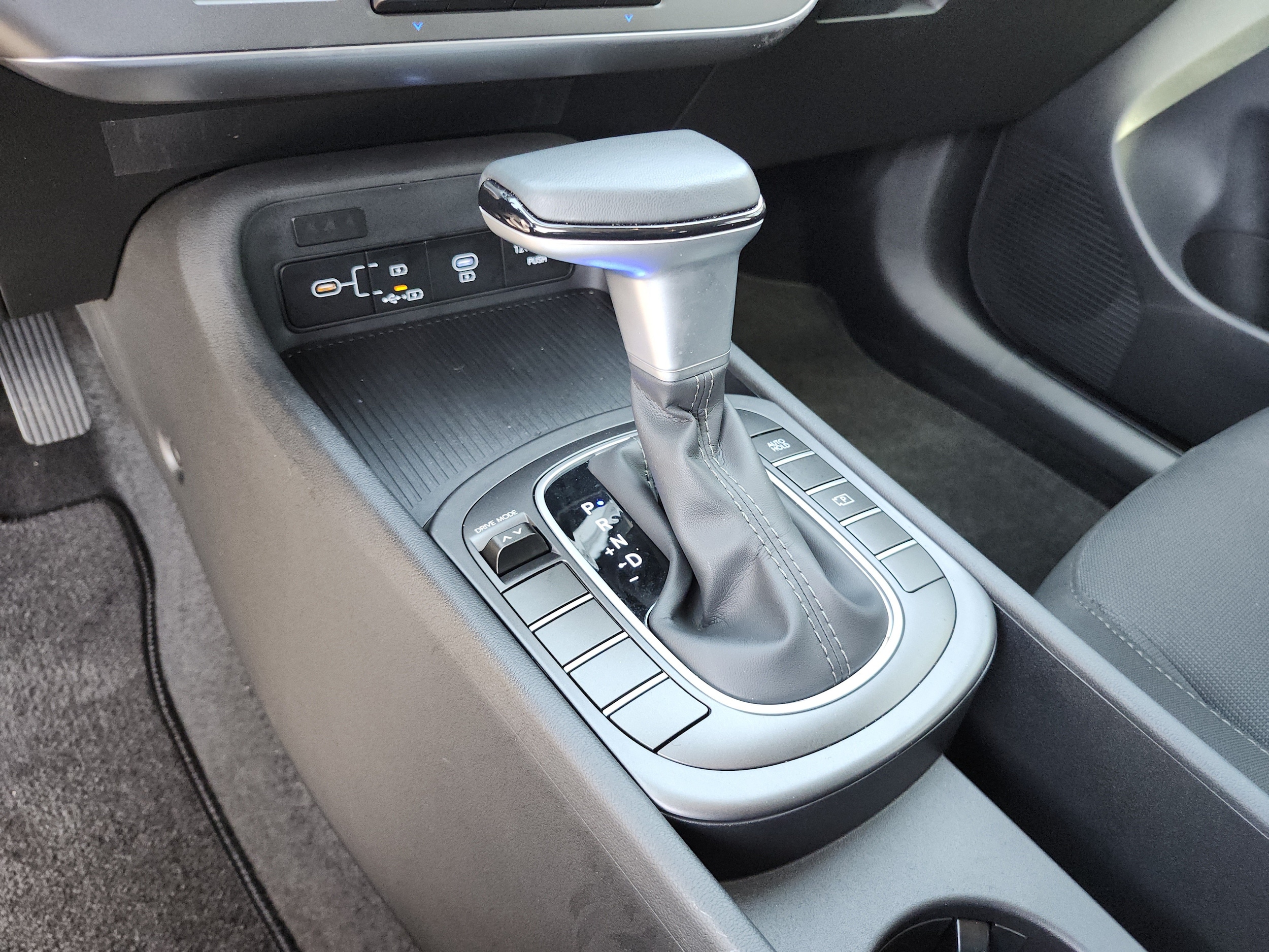 2025 Hyundai Kona SEL - Photo 16