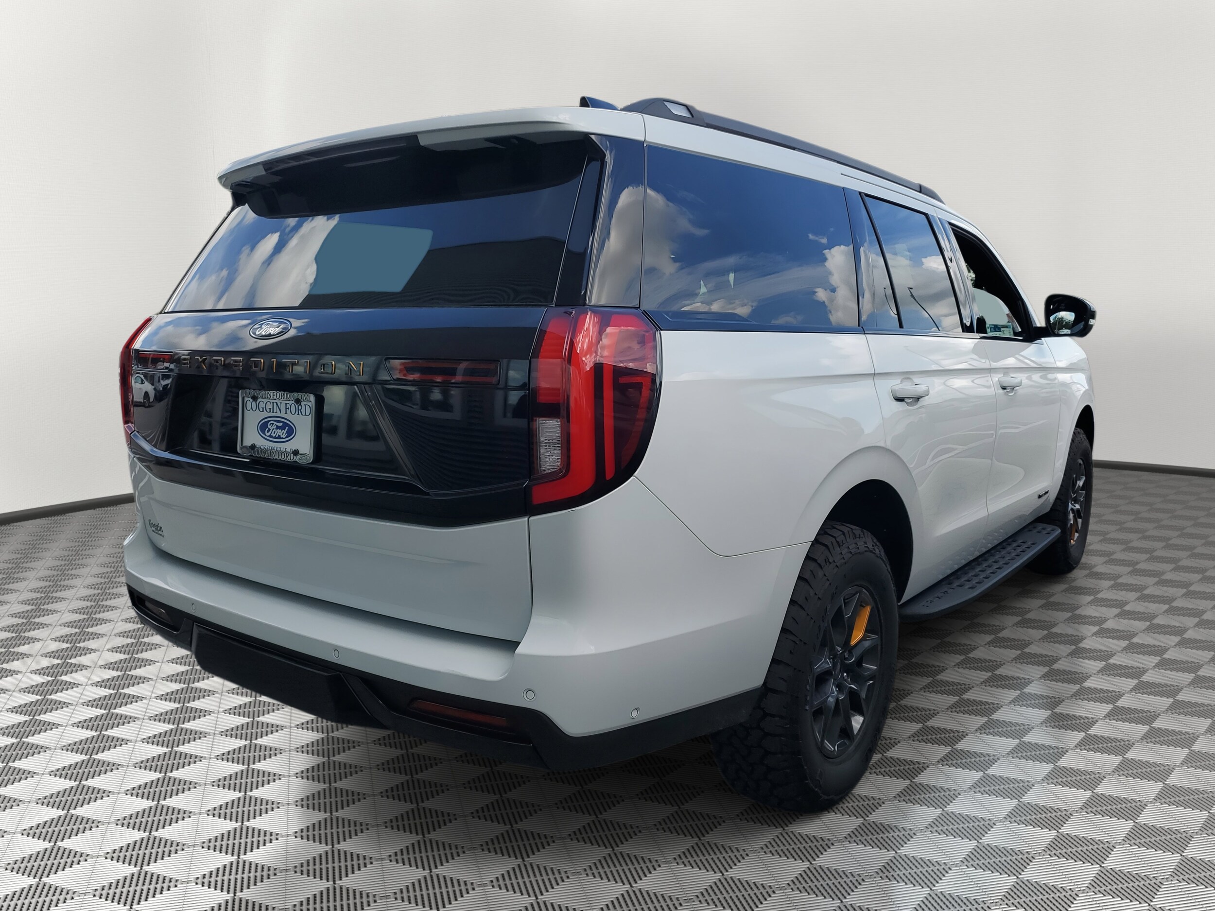 2025 Ford Expedition photo 2