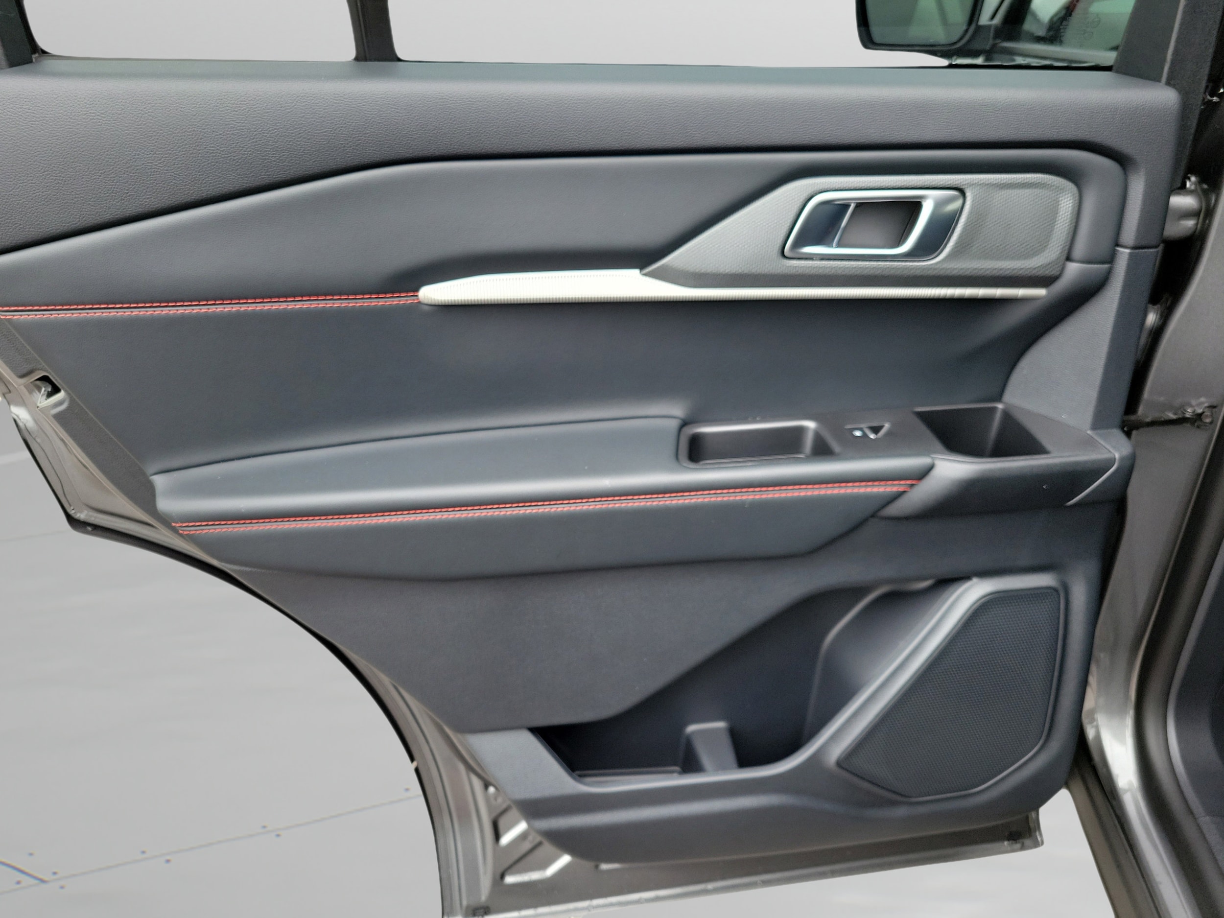 2026 Ford Explorer ST-Line - Photo 24