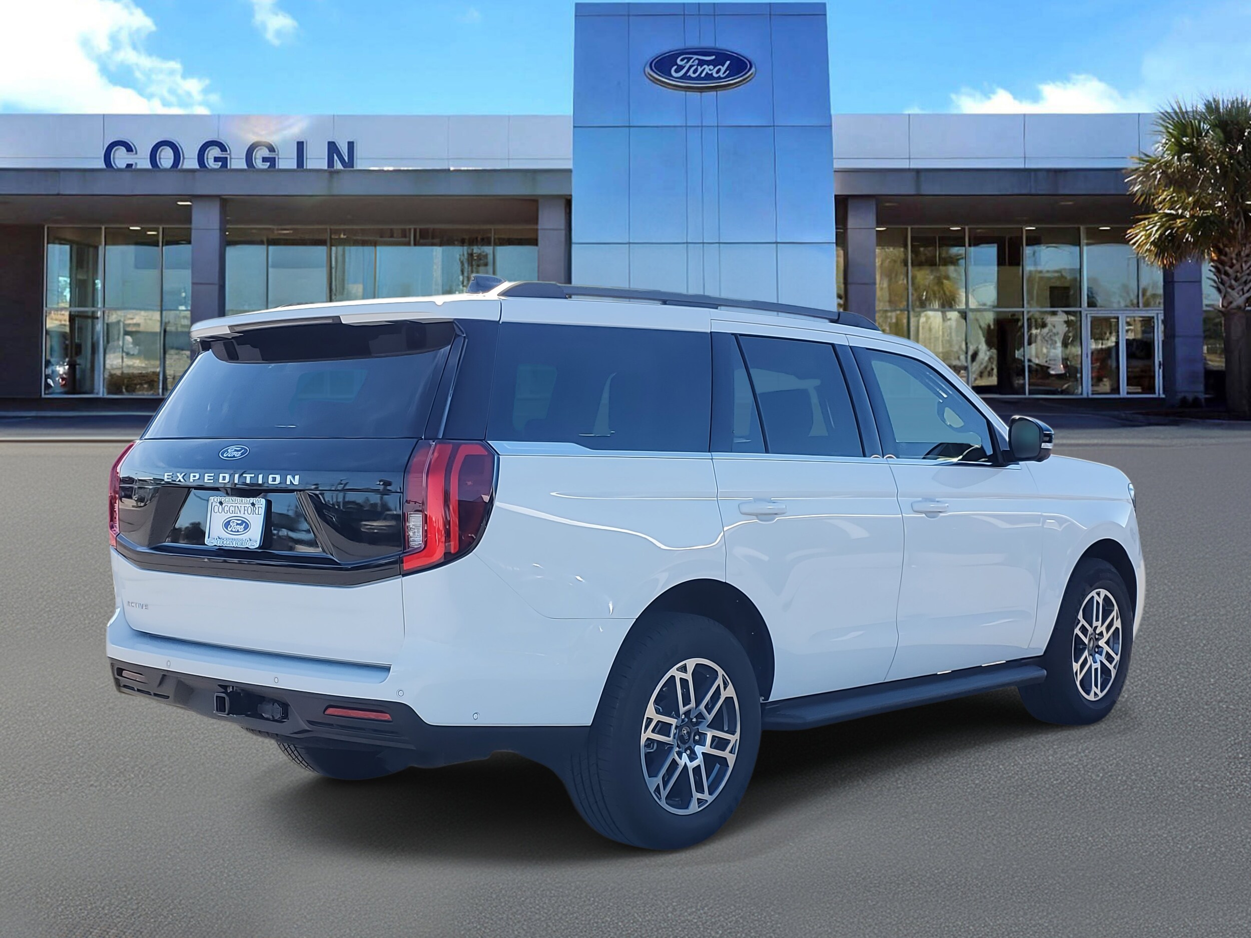 2025 Ford Expedition photo 3