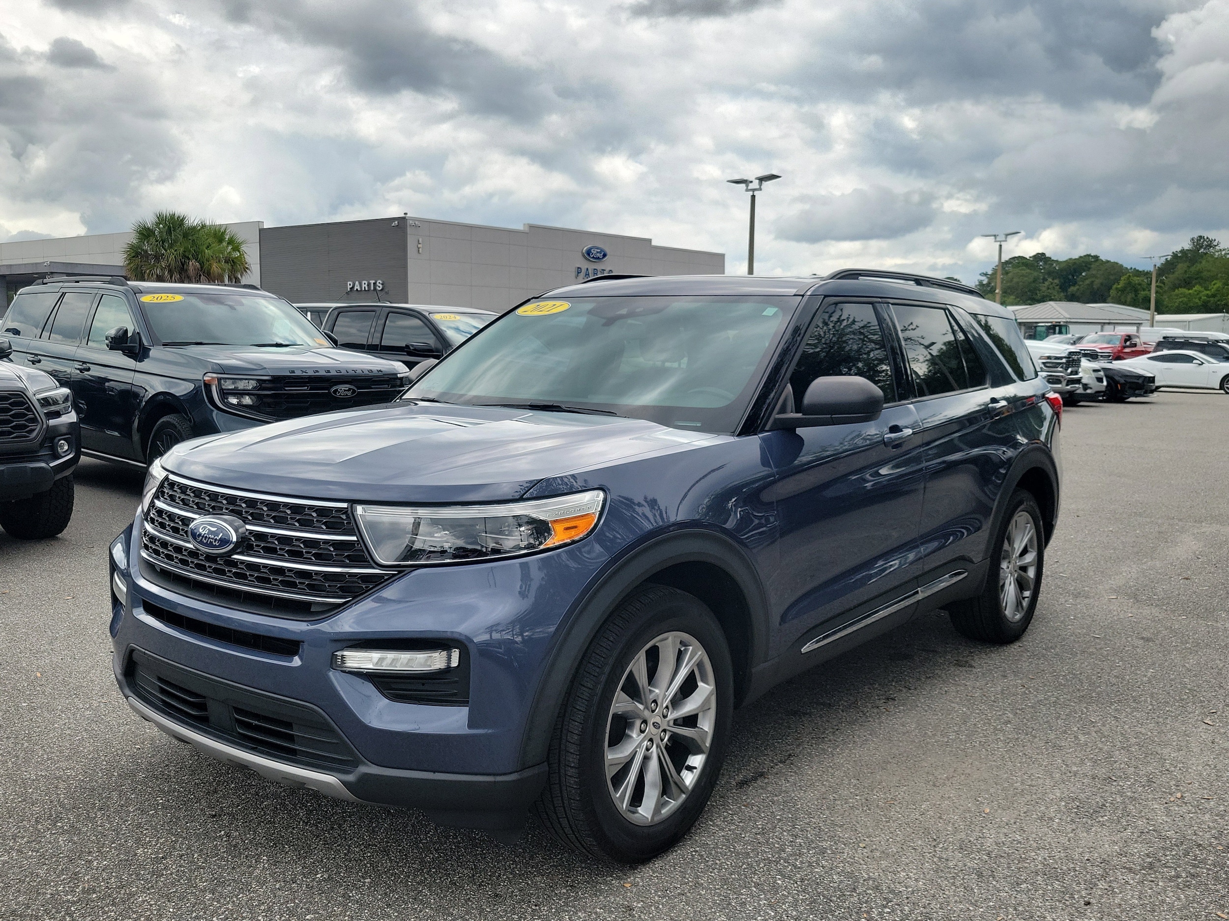 2021 Ford Explorer XLT 4WD's photo