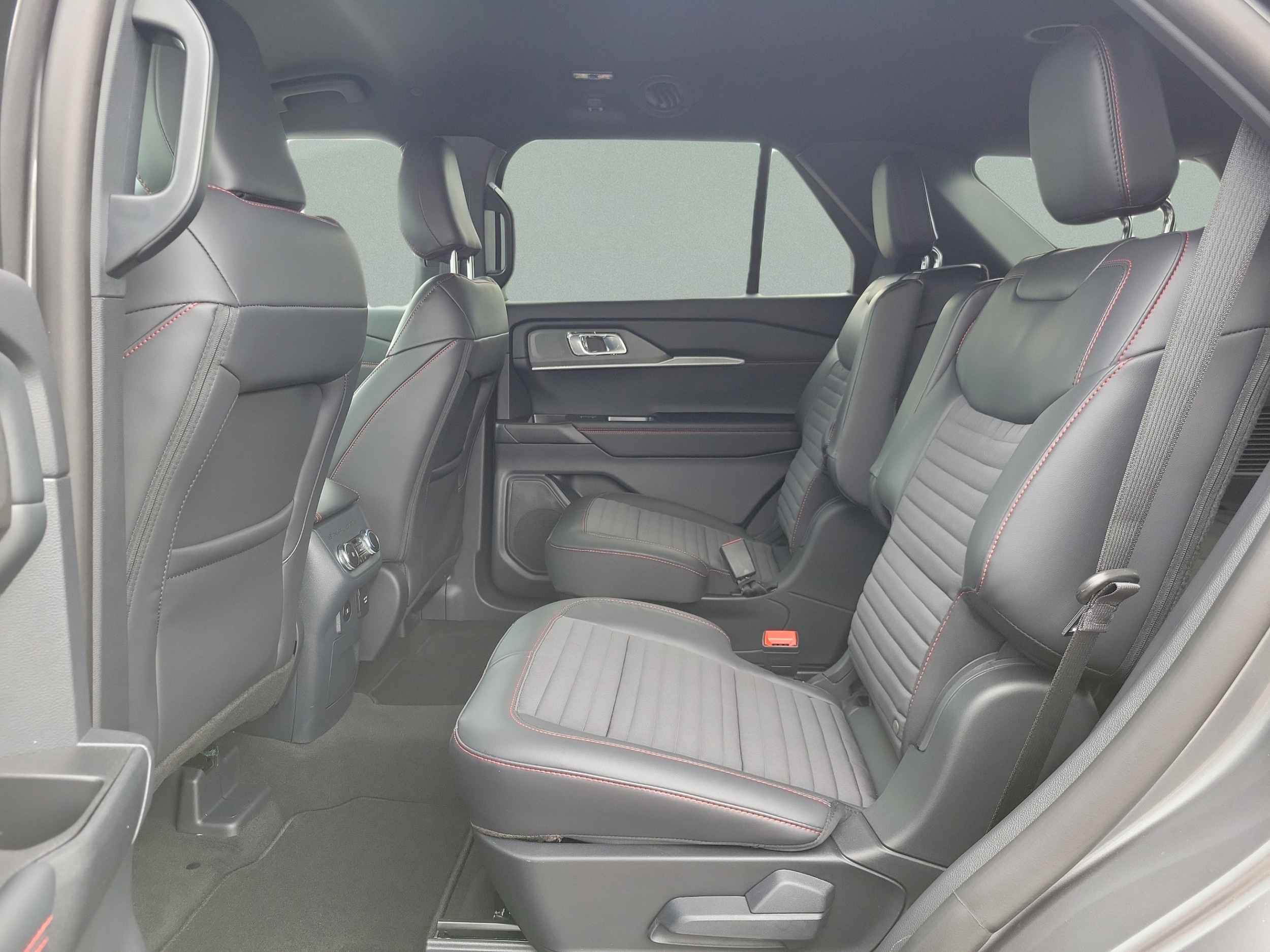 2026 Ford Explorer ST-Line - Photo 23