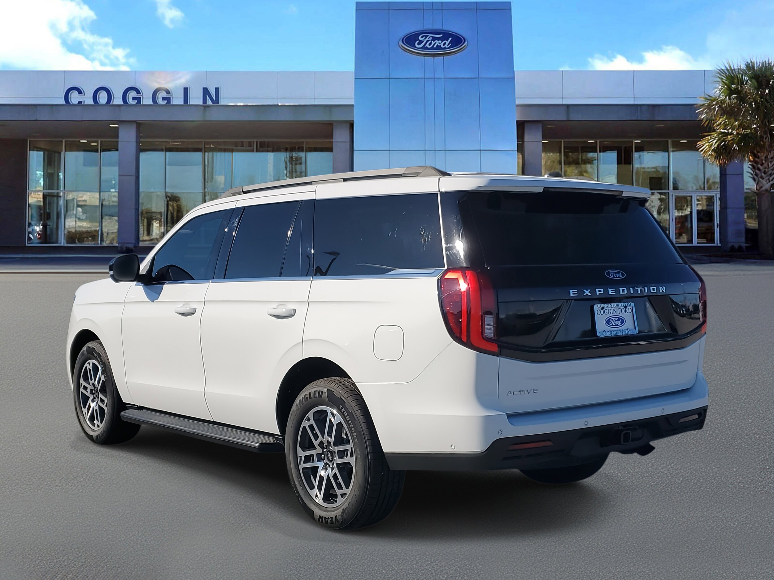 2025 Ford Expedition photo 2