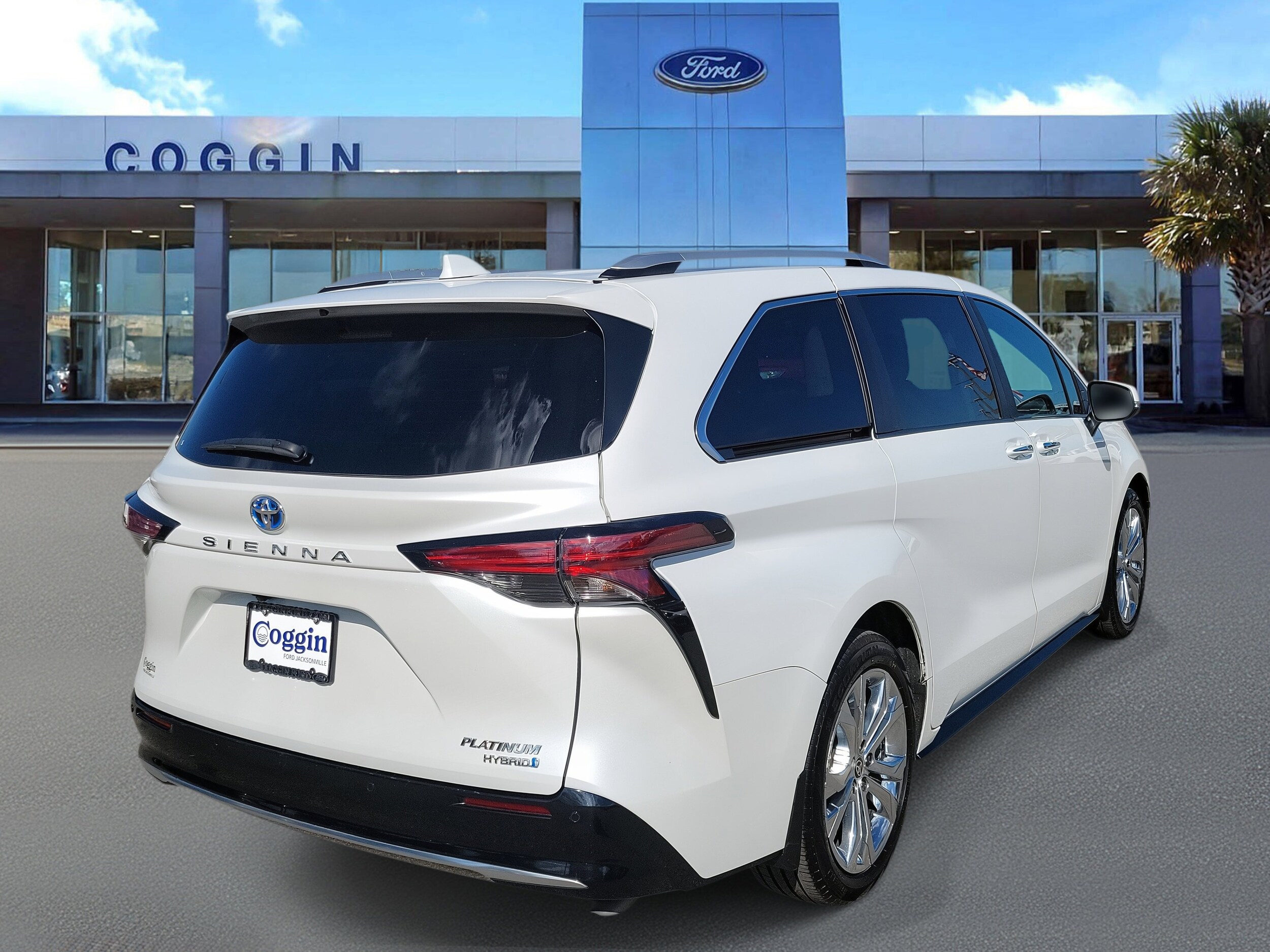 2024 Toyota Sienna Platinum photo 2