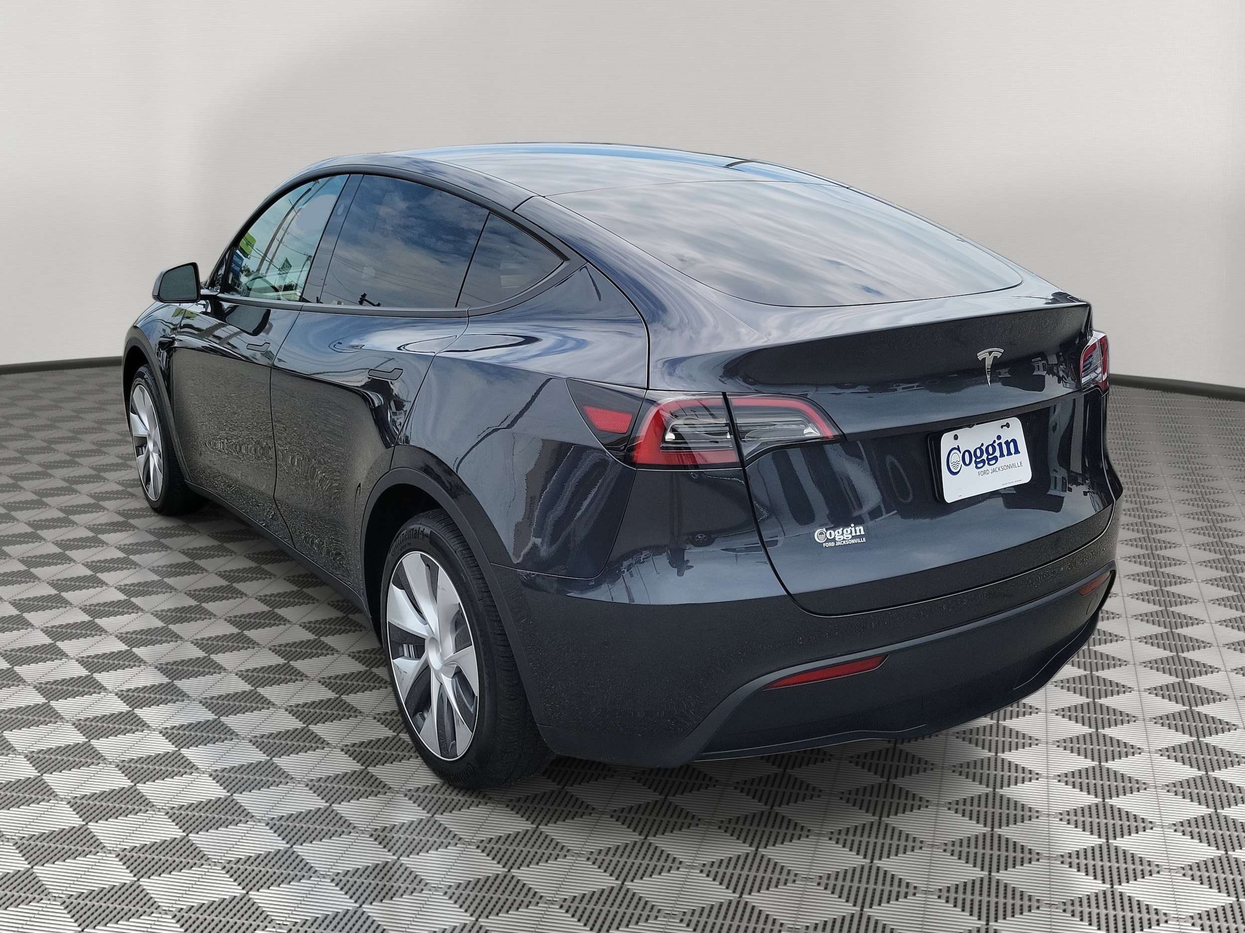 Used 2024 Tesla Model Y Long Range with VIN 7SAYGDEDXRF097968 for sale in Jacksonville, FL