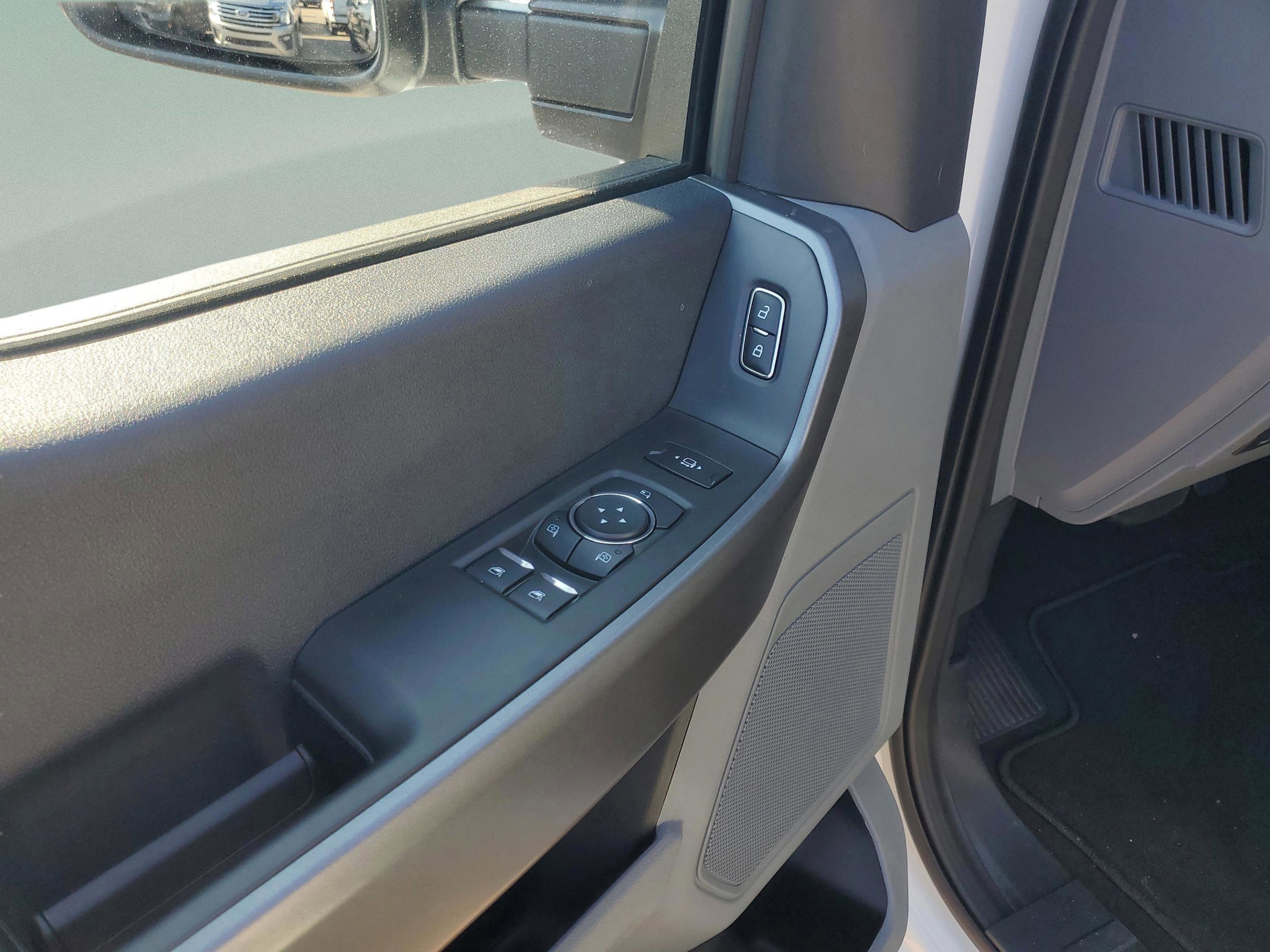 2025 Ford F-350 Super Duty XLT - Photo 28