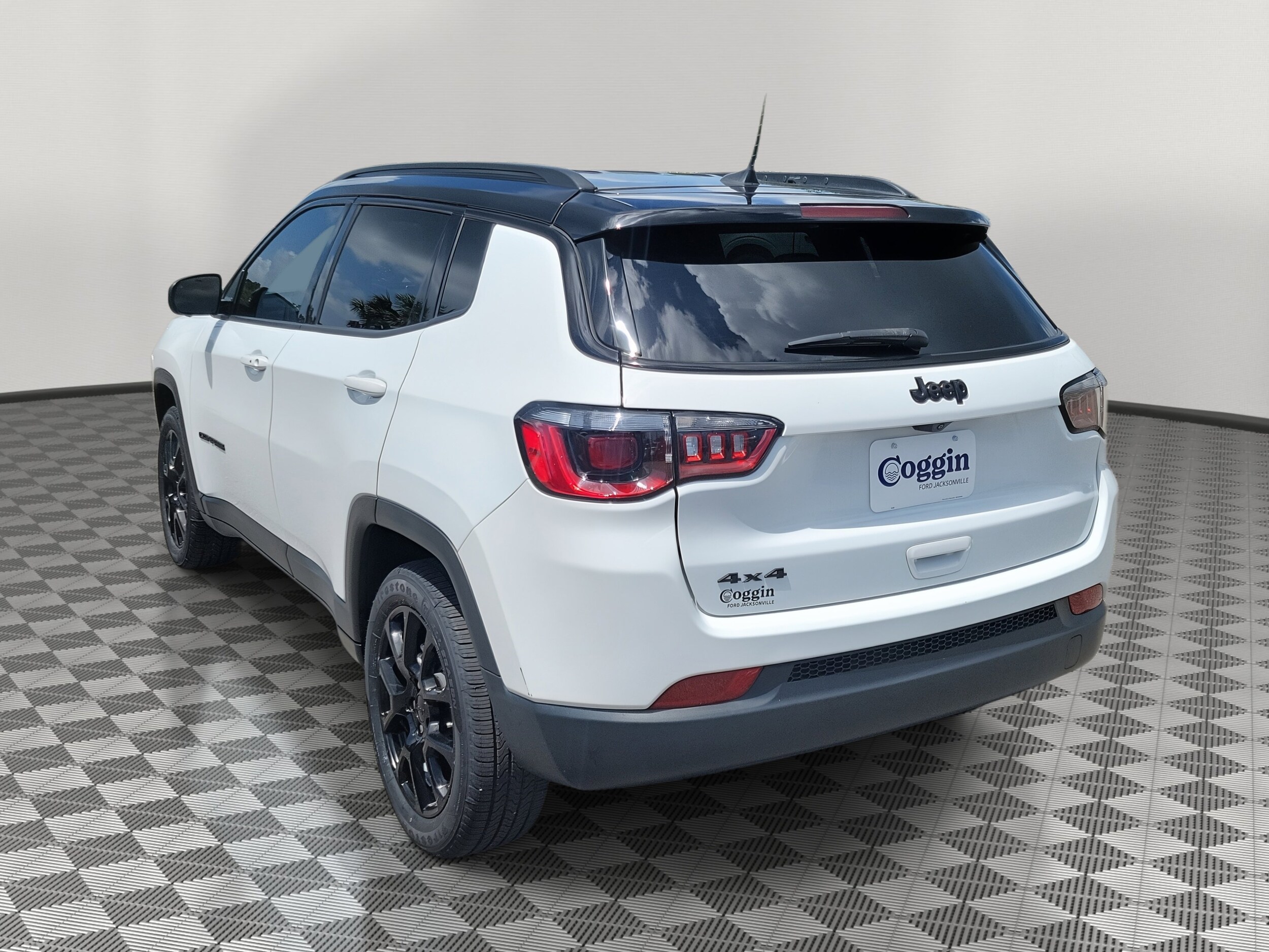 2023 Jeep Compass Altitude photo 2