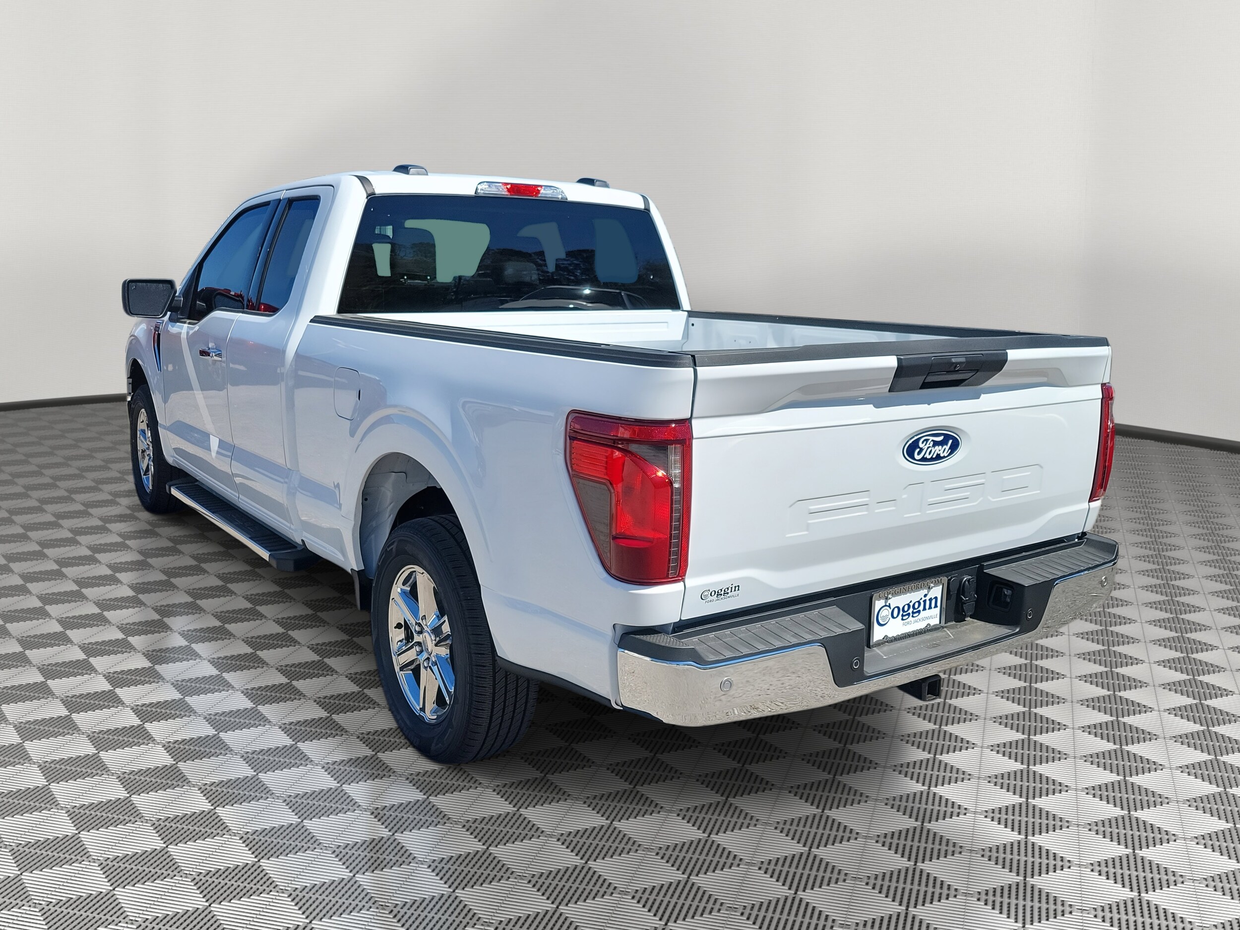 2025 Ford F-150 XLT photo 2