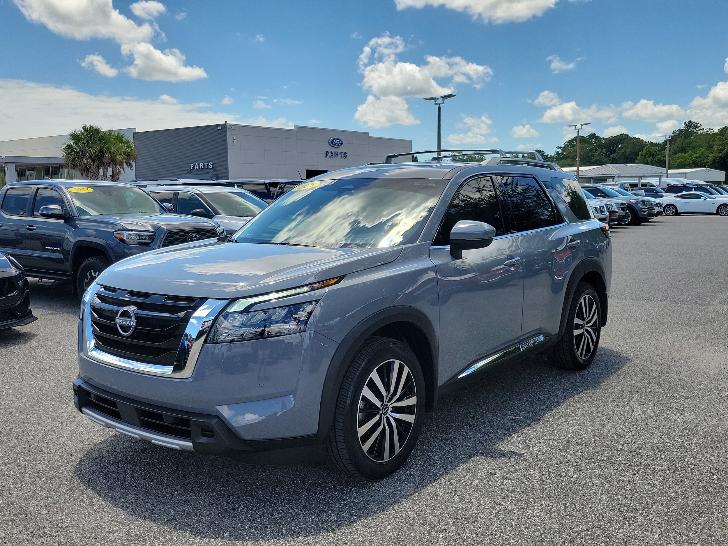 2025 Nissan Pathfinder Platinum 2WD's photo