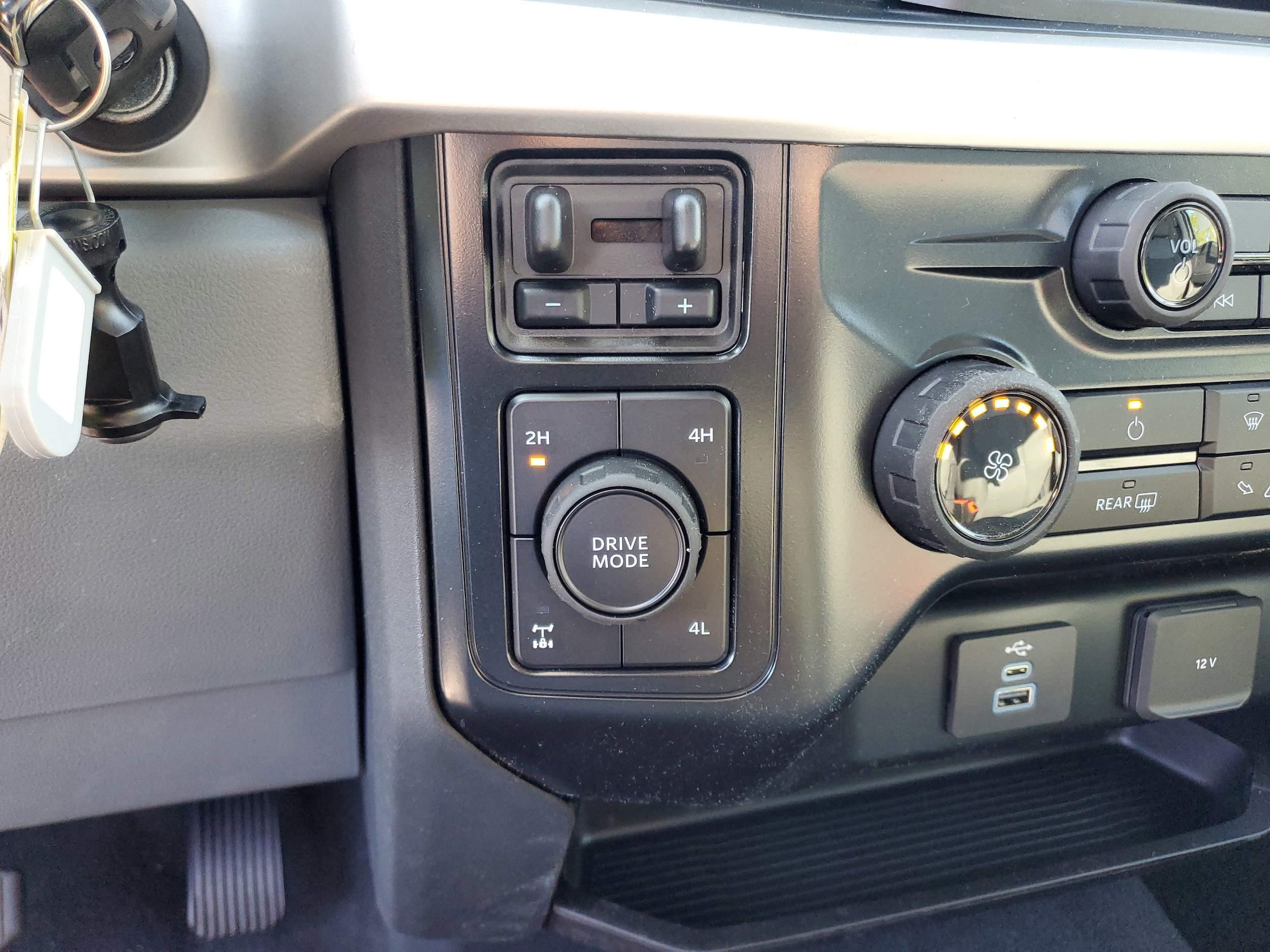 2025 Ford F-350 Super Duty XLT - Photo 15