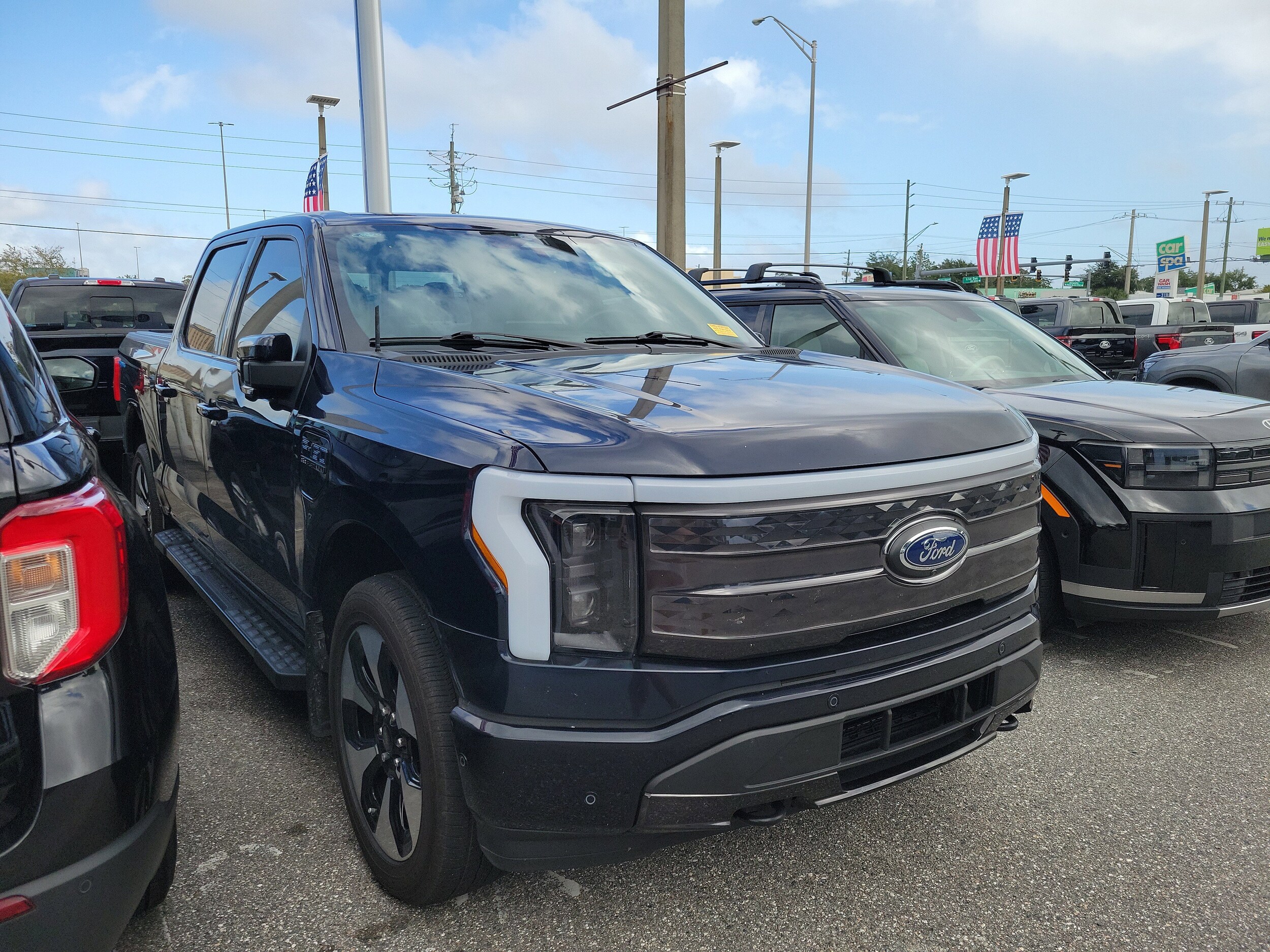 2023 Ford F-150 Lightning Platinum photo 2