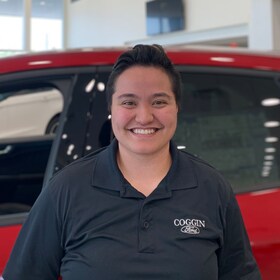Staff member Cindy Brown from ID_072079e543b7