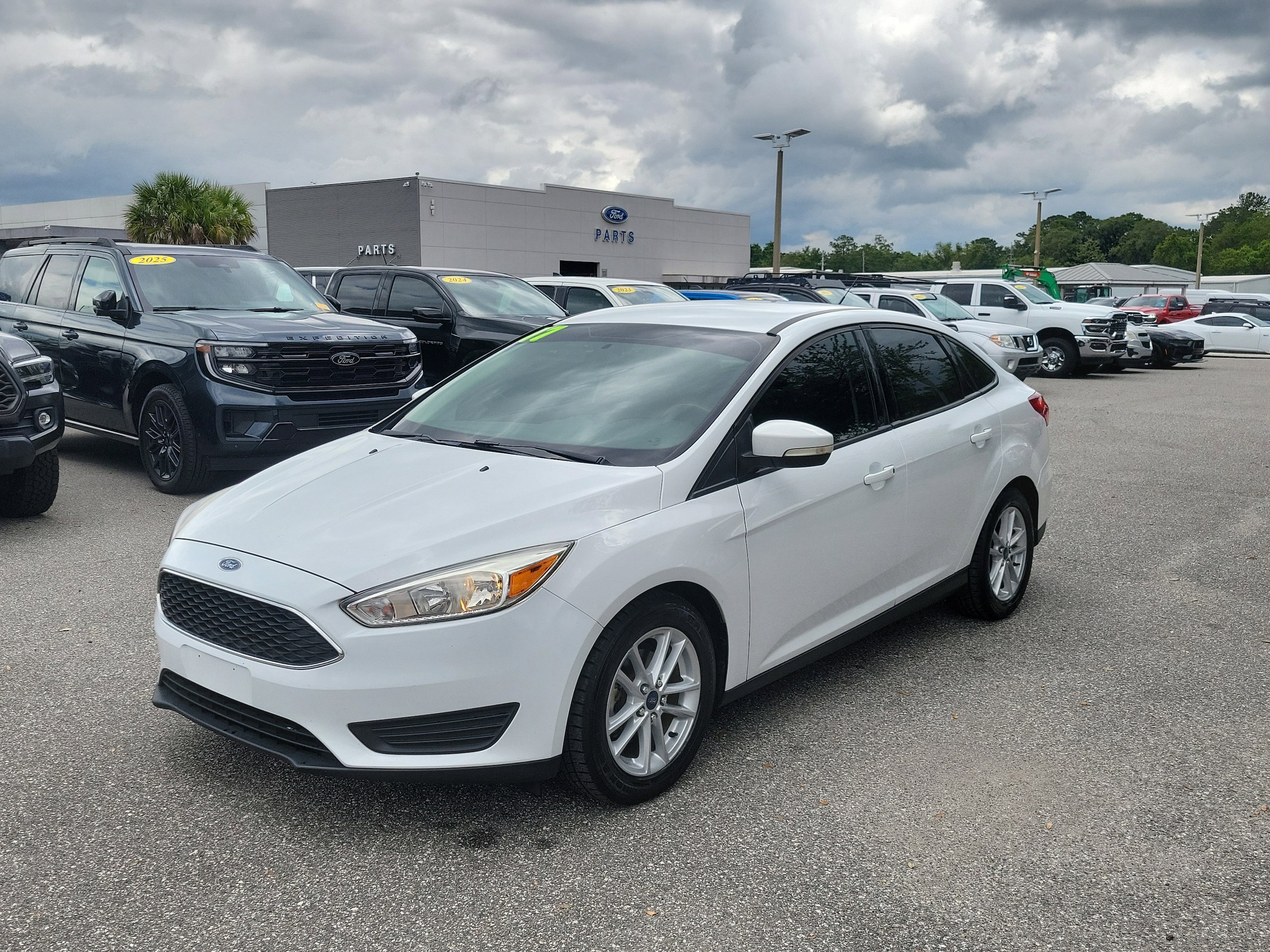 2017 Ford Focus Sedan SE's photo