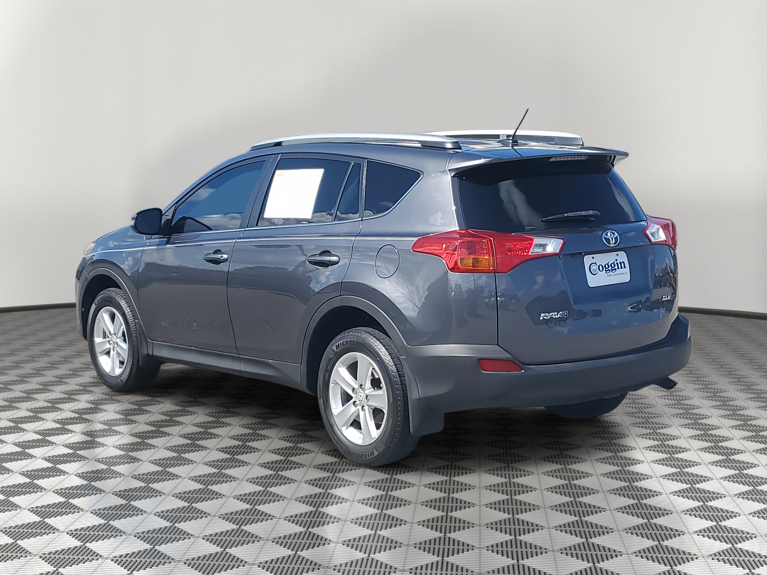 2013 Toyota RAV4 XLE photo 2