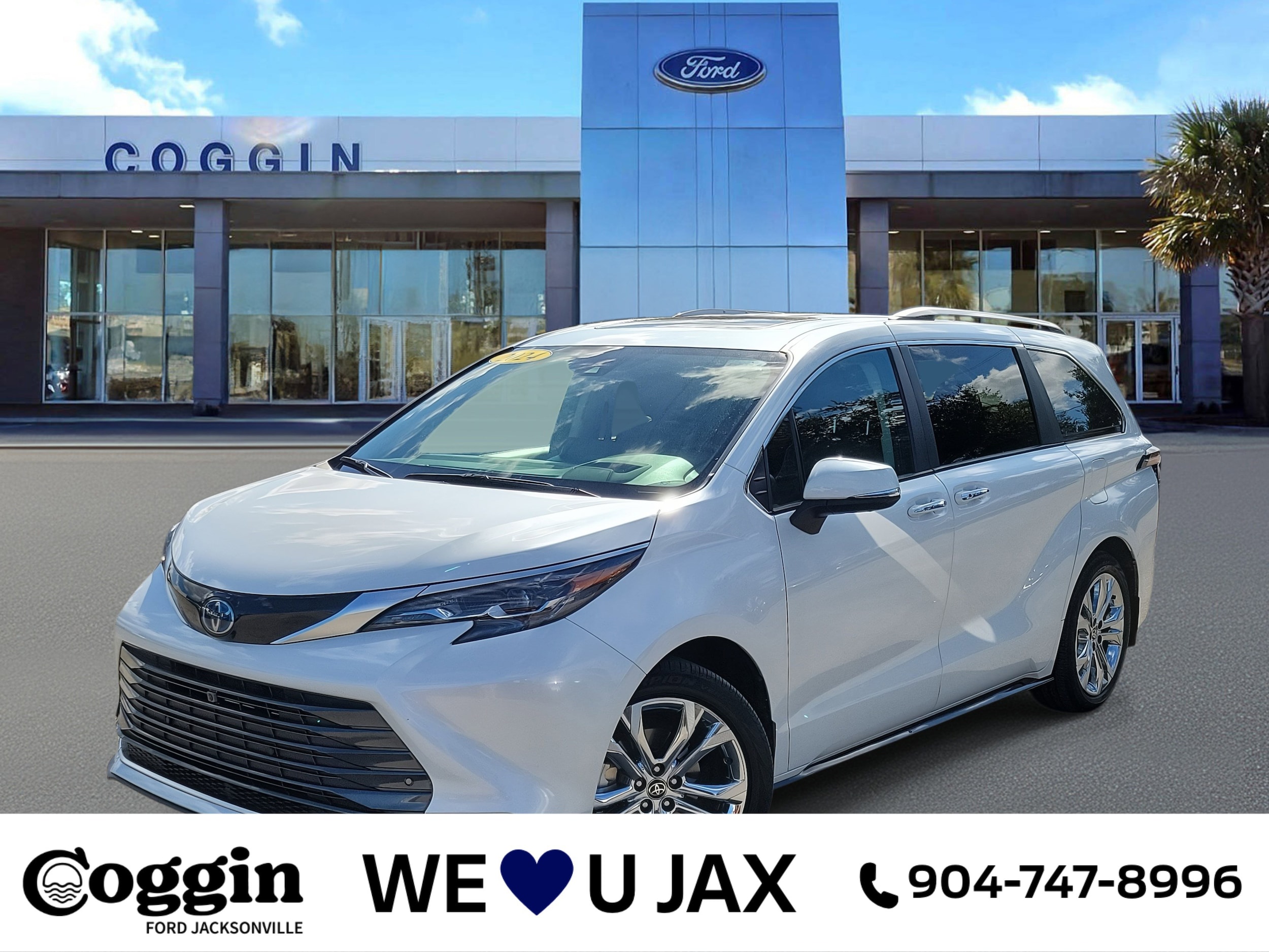 2024 Toyota Sienna Platinum's photo