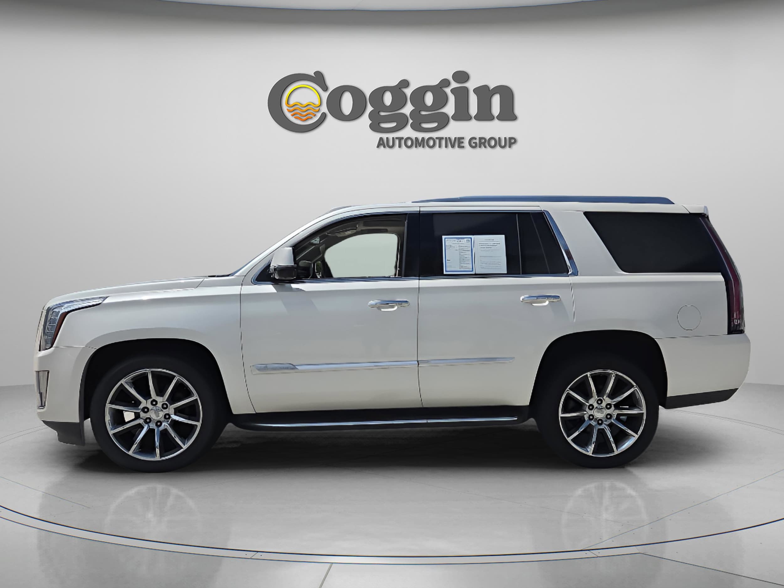 2015 Cadillac Escalade Luxury - Photo 2