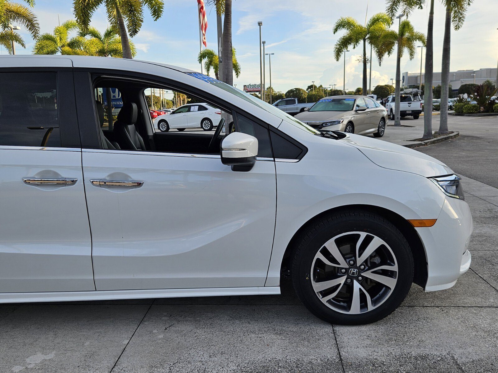 2022 Honda Odyssey Touring photo 2