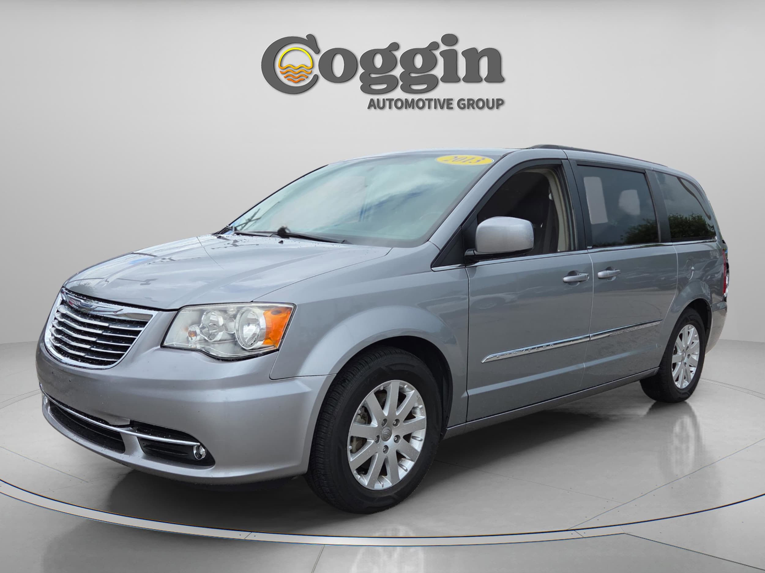 2013 Chrysler Town & Country Touring's photo