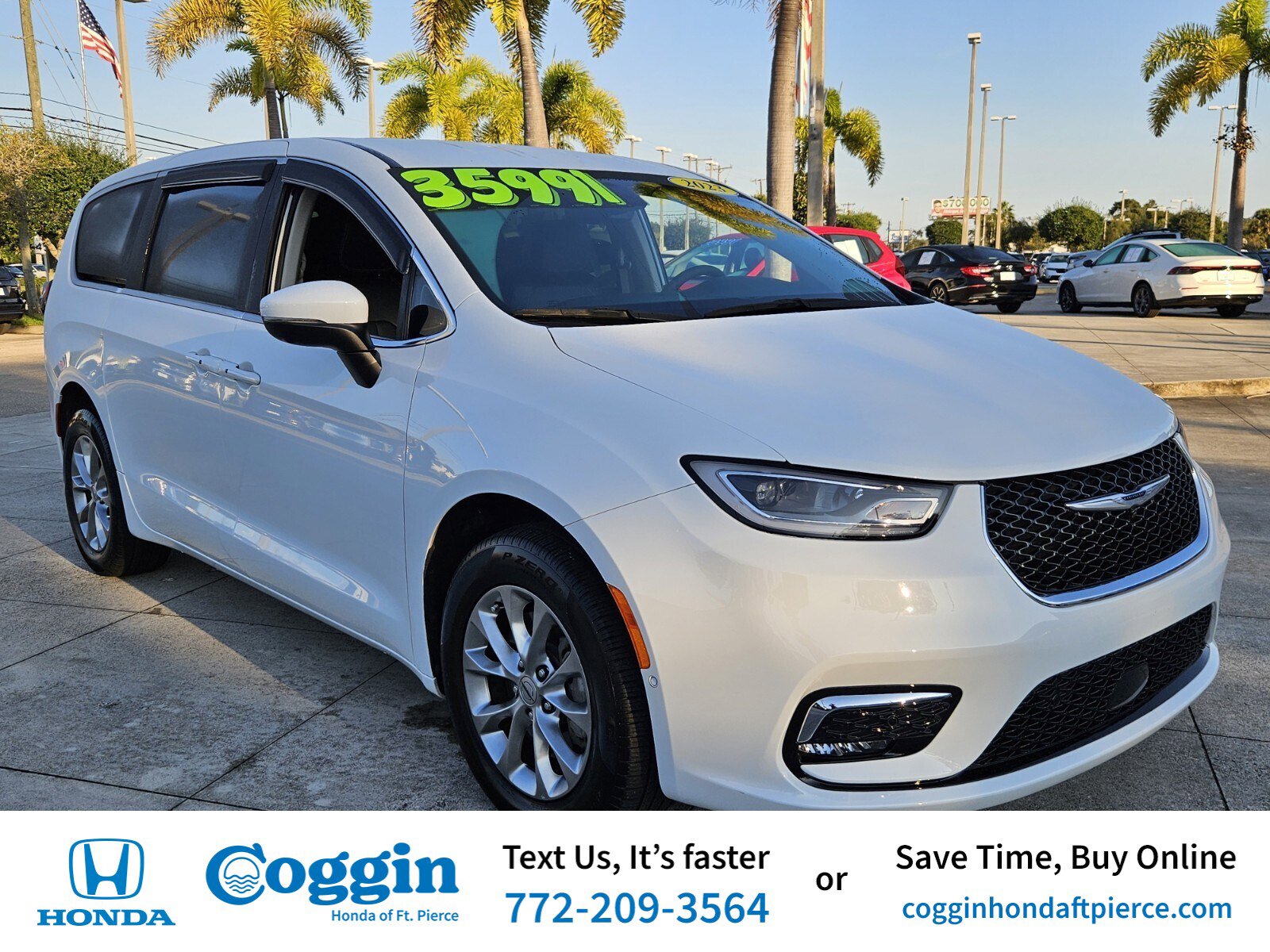 2023 Chrysler Pacifica Touring L's photo