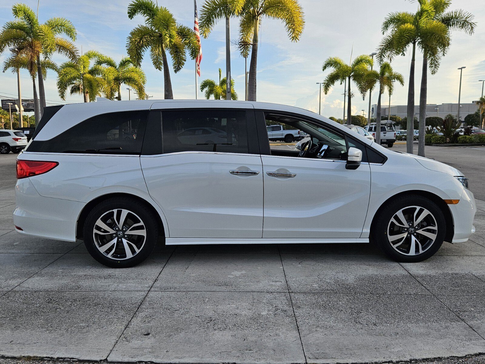 2022 Honda Odyssey Touring photo 3