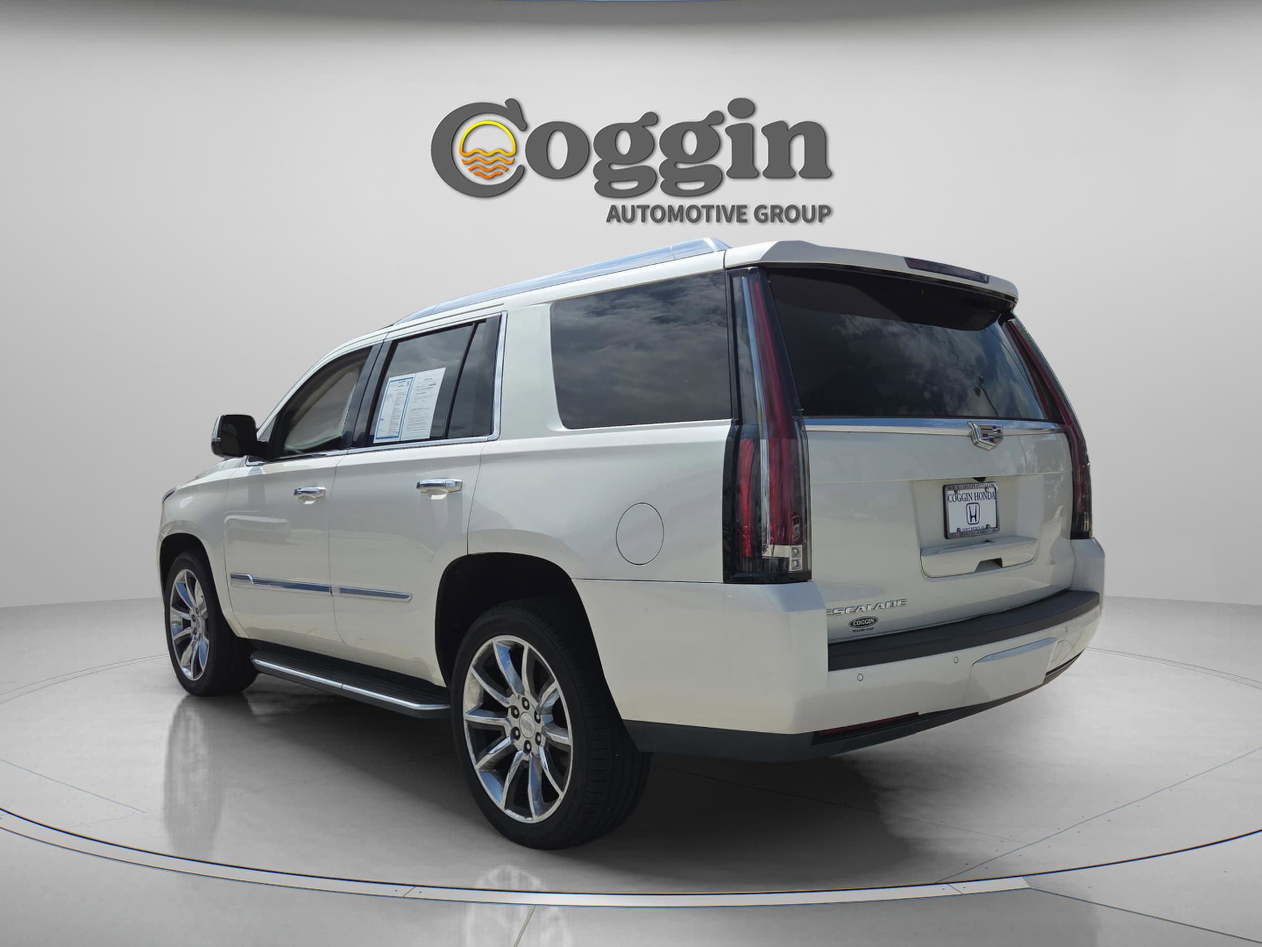 2015 Cadillac Escalade Luxury - Photo 4