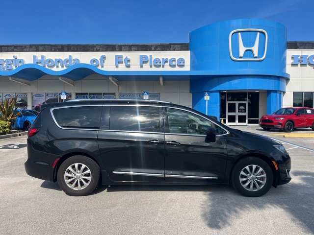 Used 2018 Chrysler Pacifica Touring L with VIN 2C4RC1BG6JR120889 for sale in Fort Pierce, FL