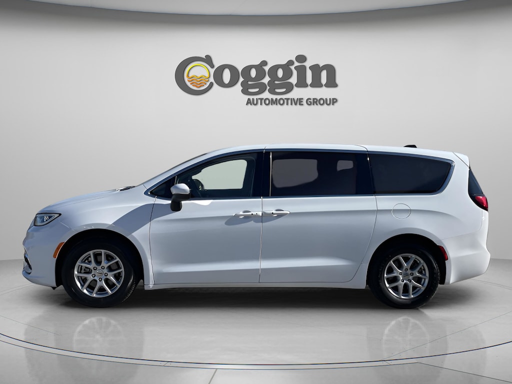 Used 2023 Chrysler Pacifica Touring L Van Passenger Van