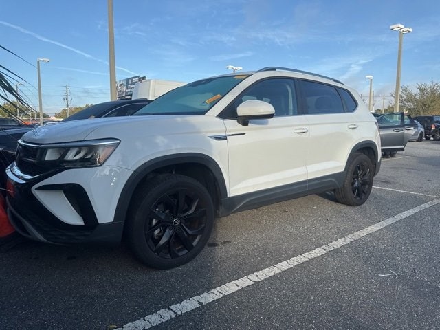 2023 Volkswagen Taos SE's photo