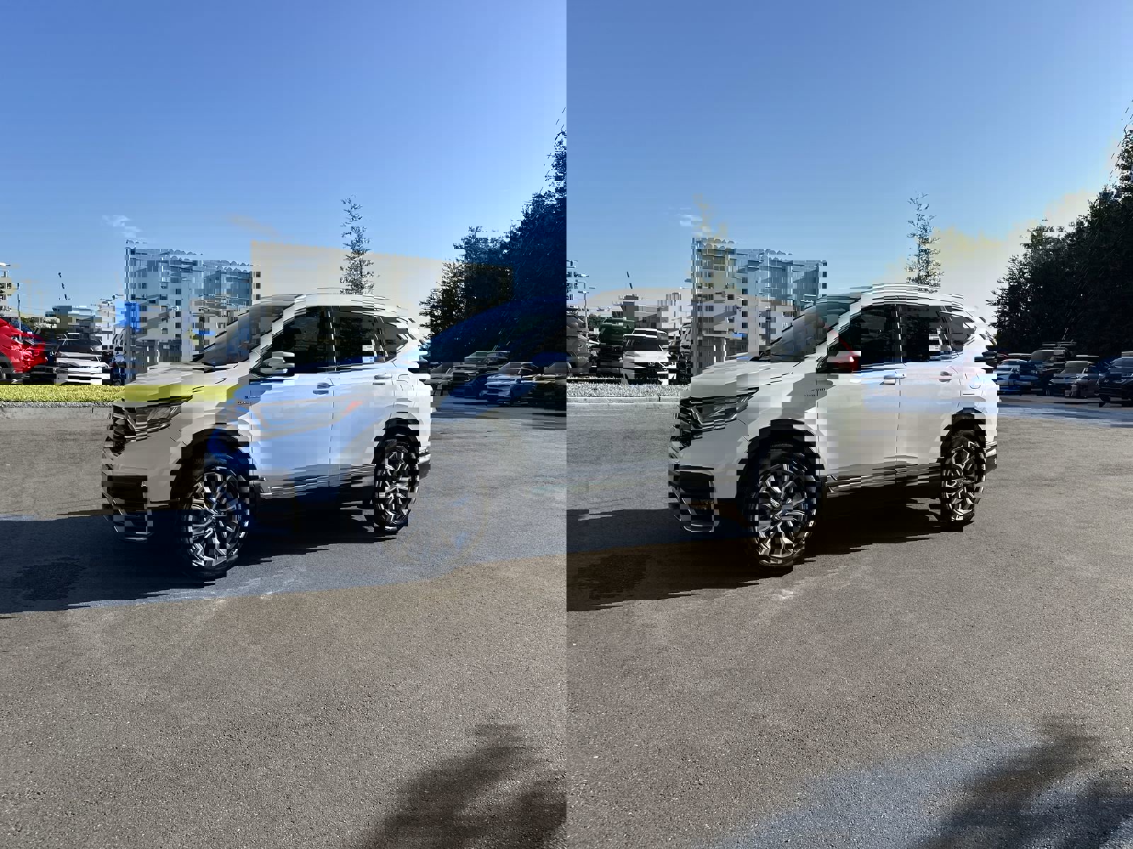 2022 Honda CR-V Hybrid Touring photo 2