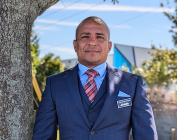 Staff member Edgar Castaneda Serna from ID_04d09b116c57