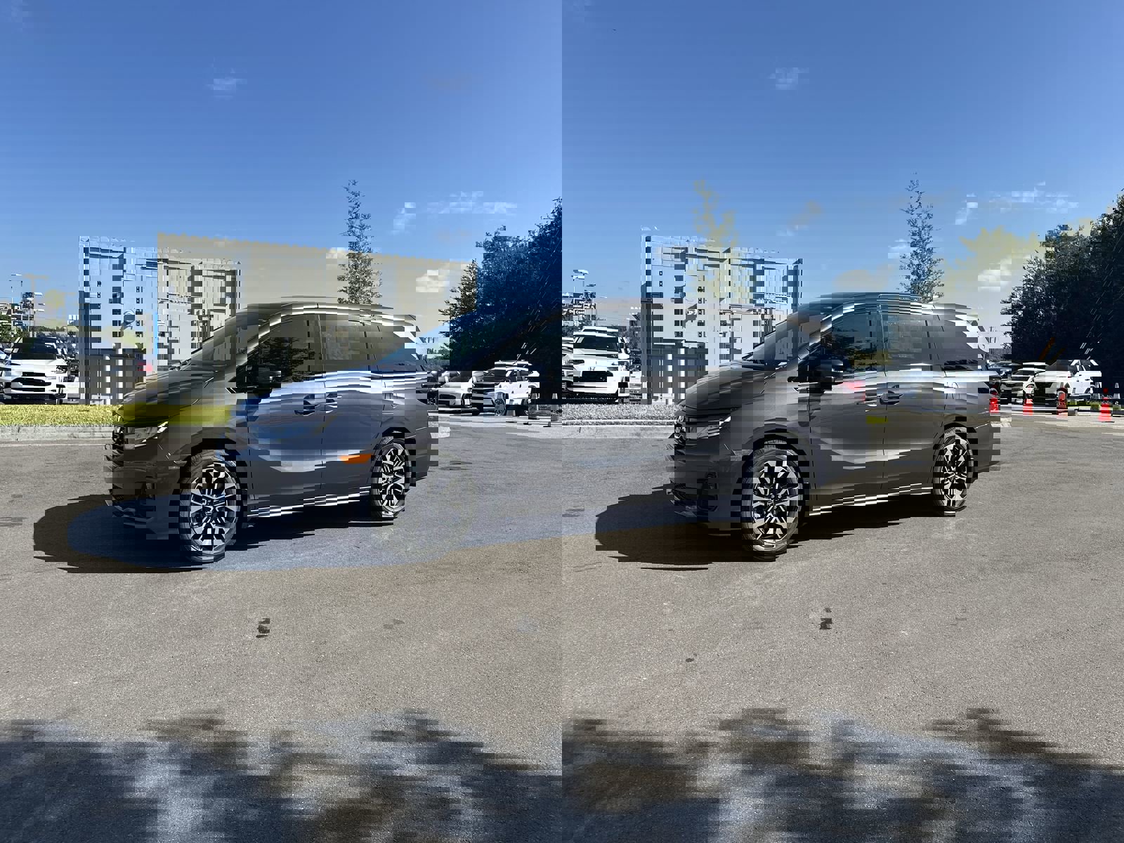 2025 Honda Odyssey Elite photo 2