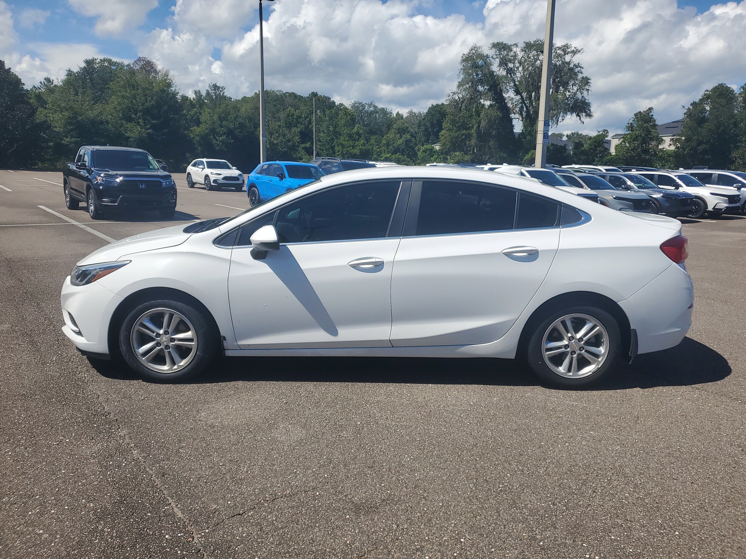 2018 Chevrolet Cruze LT photo 2