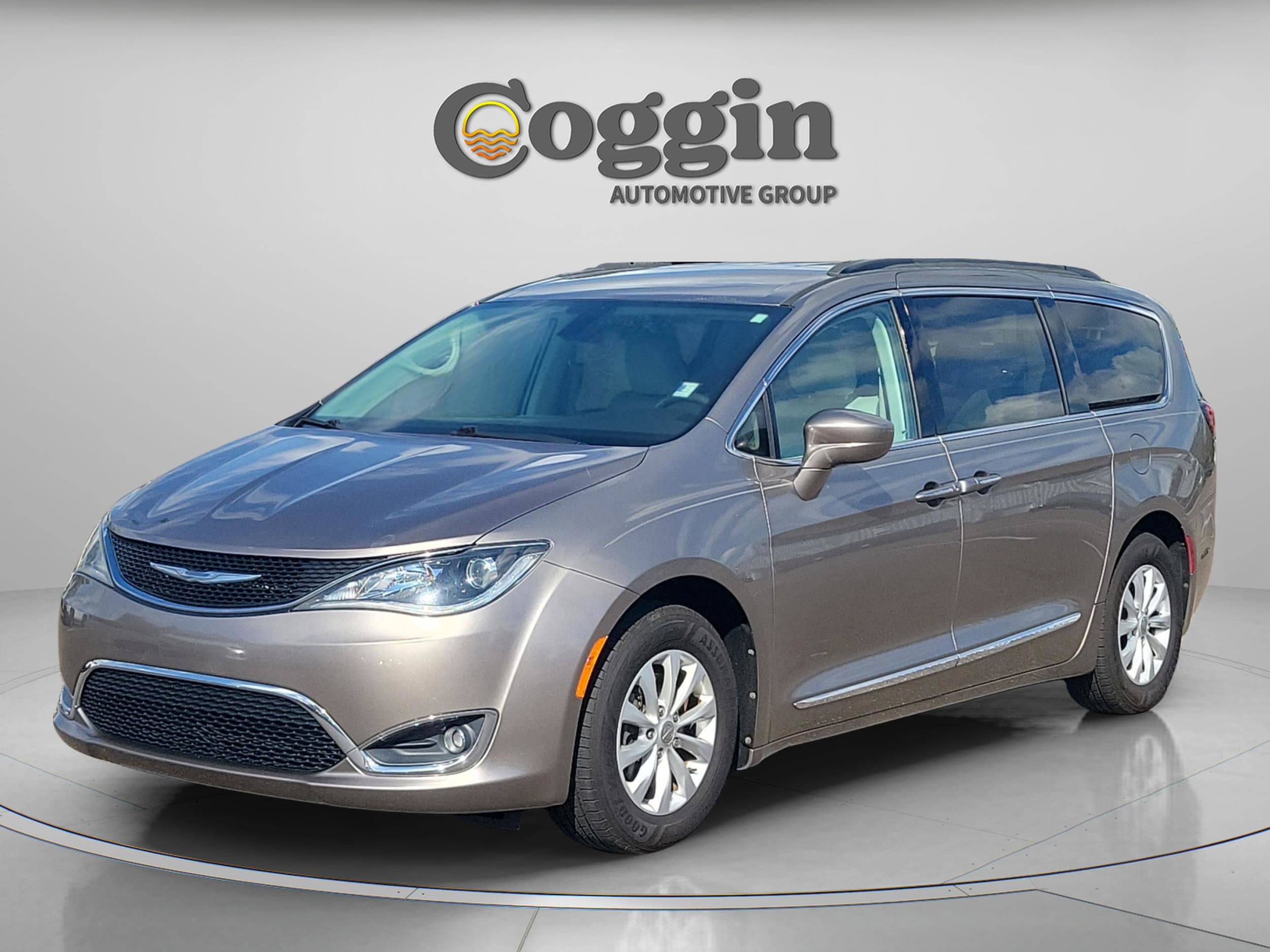 2017 Chrysler Pacifica Touring-L's photo