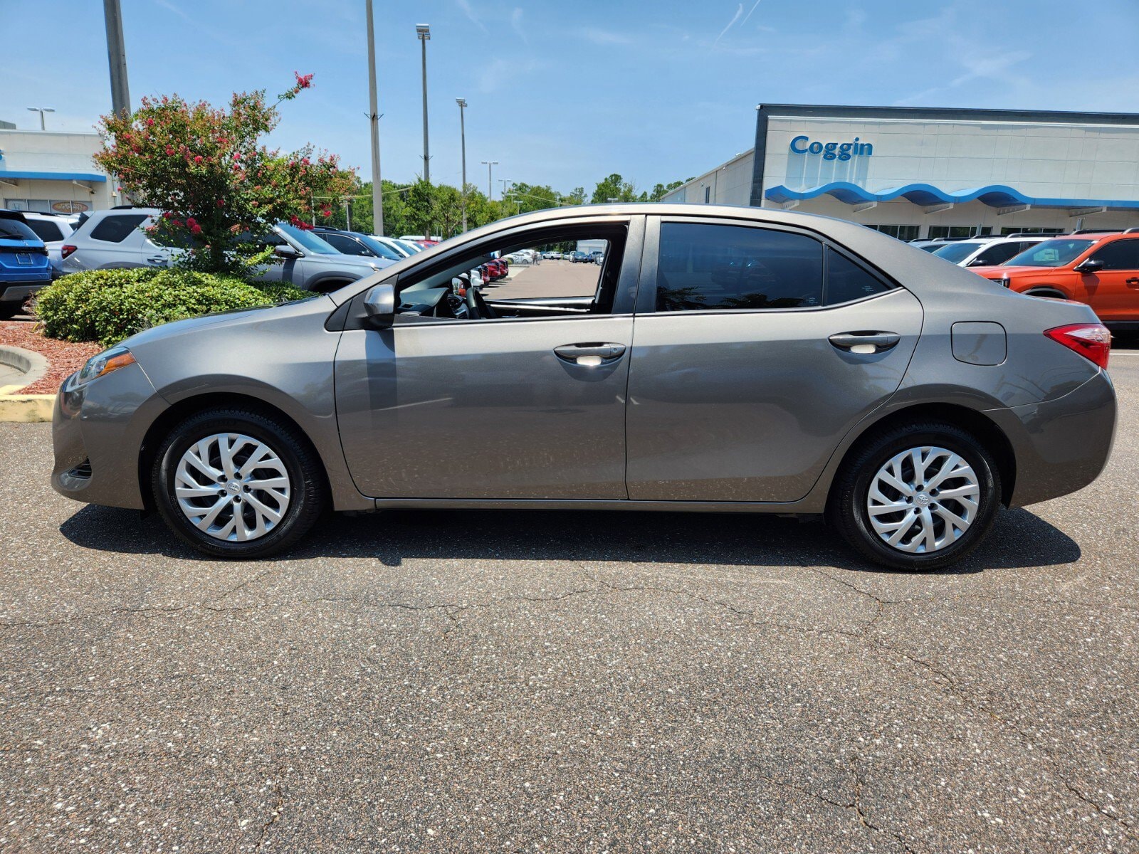 Used 2017 Toyota Corolla LE with VIN 5YFBURHEXHP717055 for sale in Jacksonville, FL