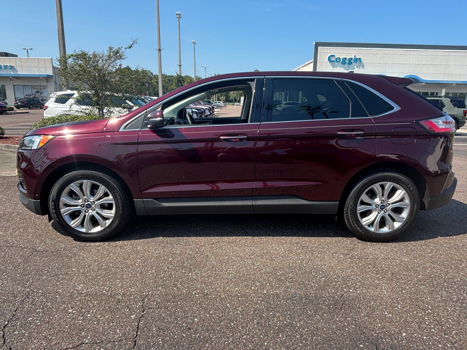 2020 Ford Edge Titanium photo 2
